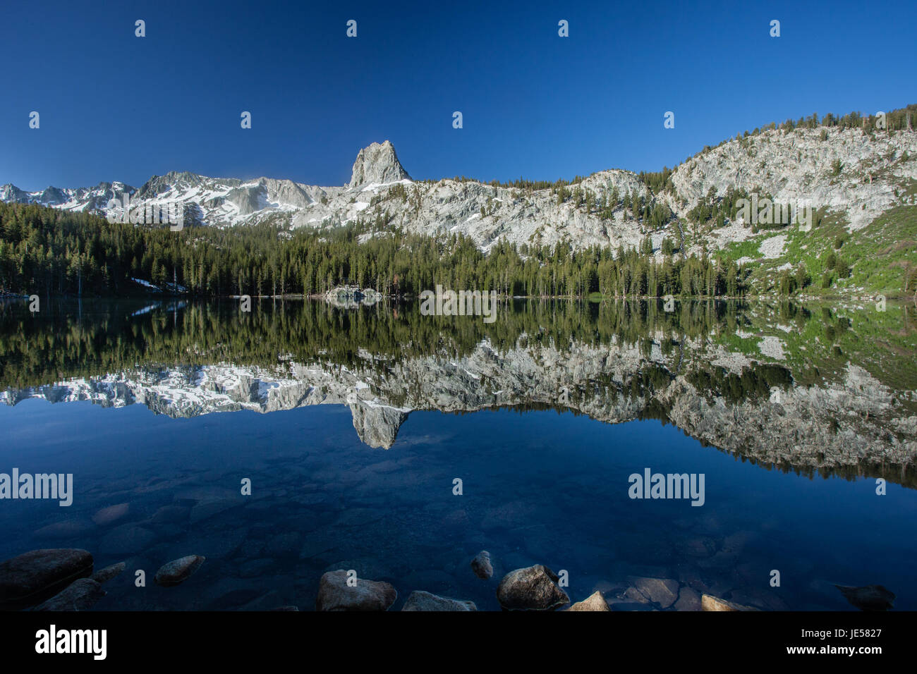 Lake George es sólo uno de los muchos lagos que conforman la región de Mammoth Lakes, en la parte oriental de la Sierra de California. Foto de stock