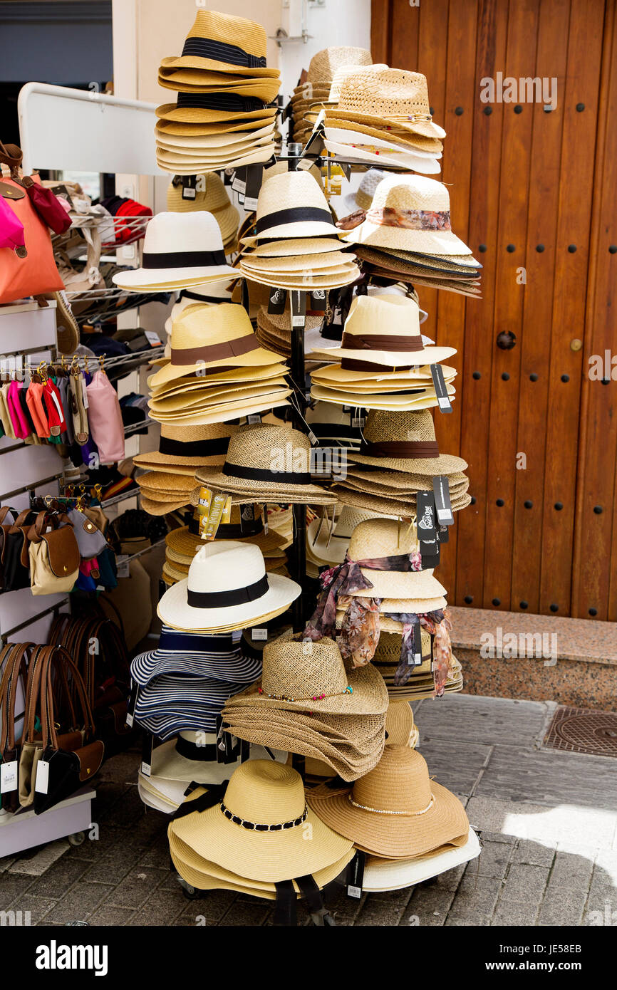 Sombreros en la pantalla fuera de una tienda en Nerja, Andalucía, Costa del  Sol Fotografía de stock - Alamy
