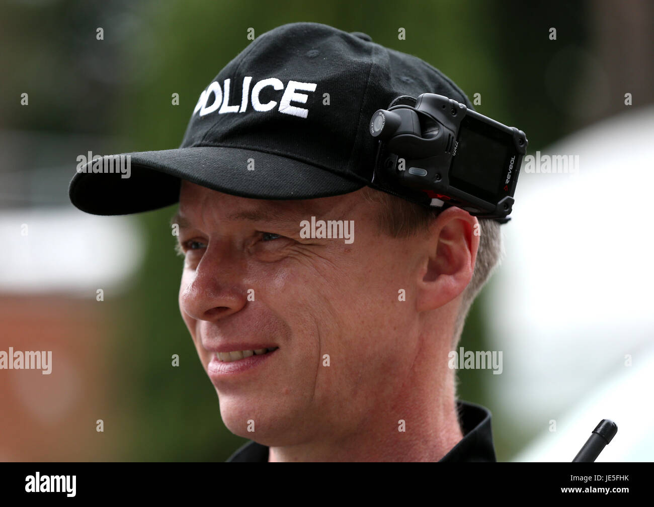 Policía con cámaras de vídeo conectadas a sus tapas durante el día tres de Royal Ascot en el hipódromo de Ascot. Asociación de la prensa de la foto. Imagen Fecha: jueves, 22 de junio de 2017. Ver historia PA las carreras de Ascot. Crédito de la foto debe leer: Jonathan Brady PA/Cable. Restricciones: uso sujetos a restricciones. Sólo para uso editorial, ningún uso comercial o promocional. No hay ventas privadas Foto de stock