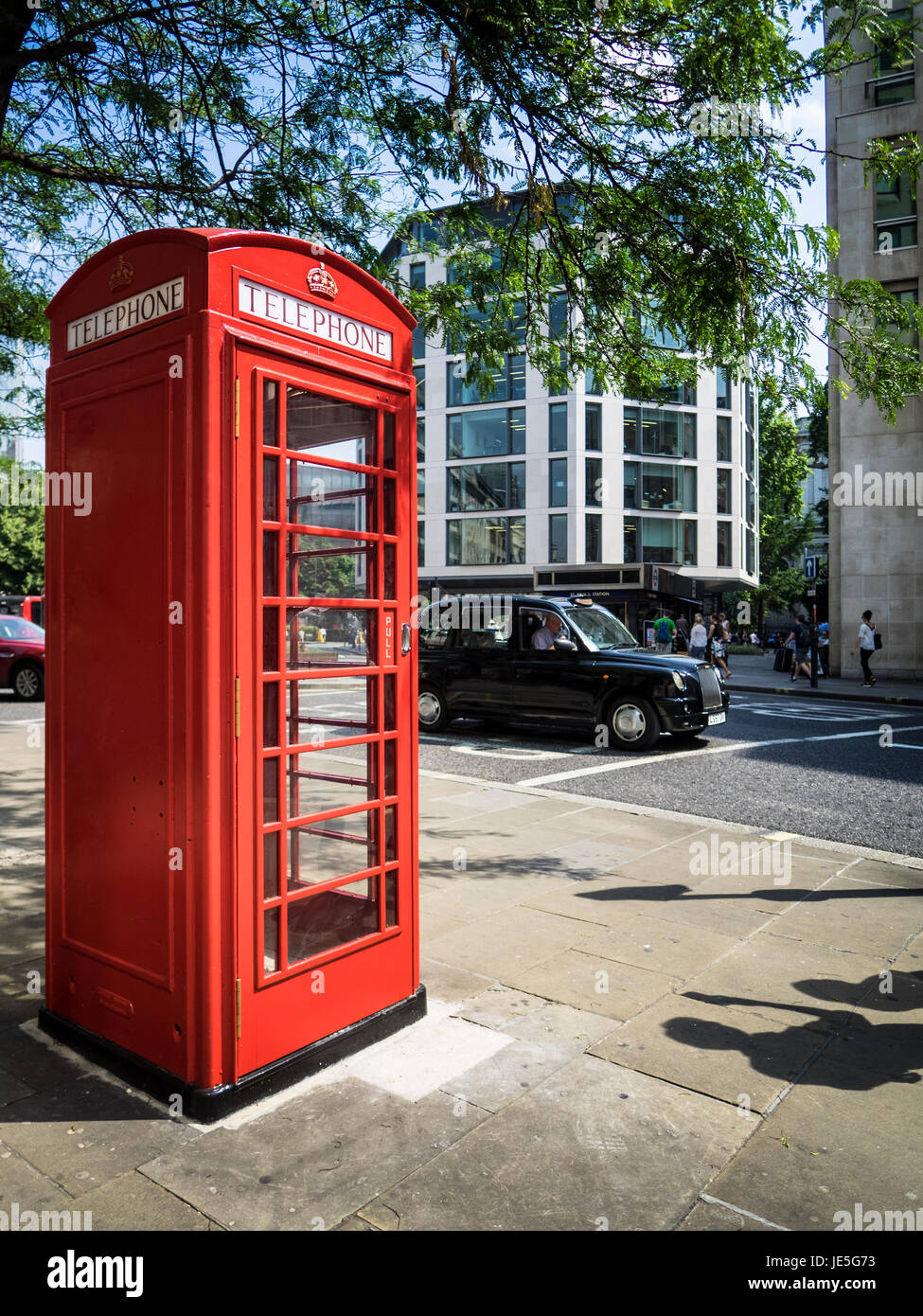 Un cuadro Teléfono rojo tradicional en el distrito financiero de la ciudad de Londres Reino unido Foto de stock