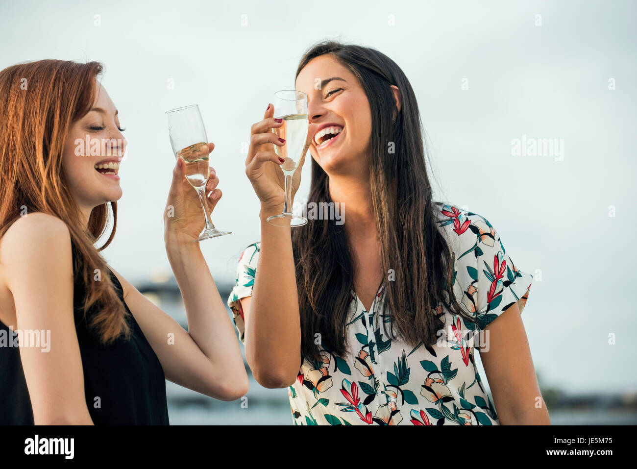 Las mujeres beber champán en el exterior Foto de stock