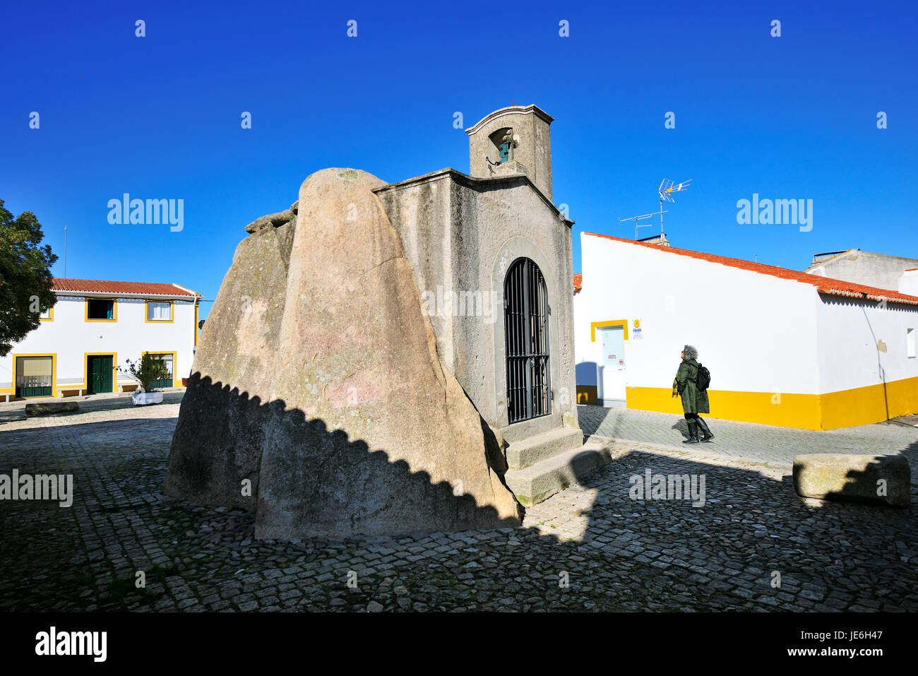 El dolmen y capilla de Pavia, Alentejo. Portugal Foto de stock