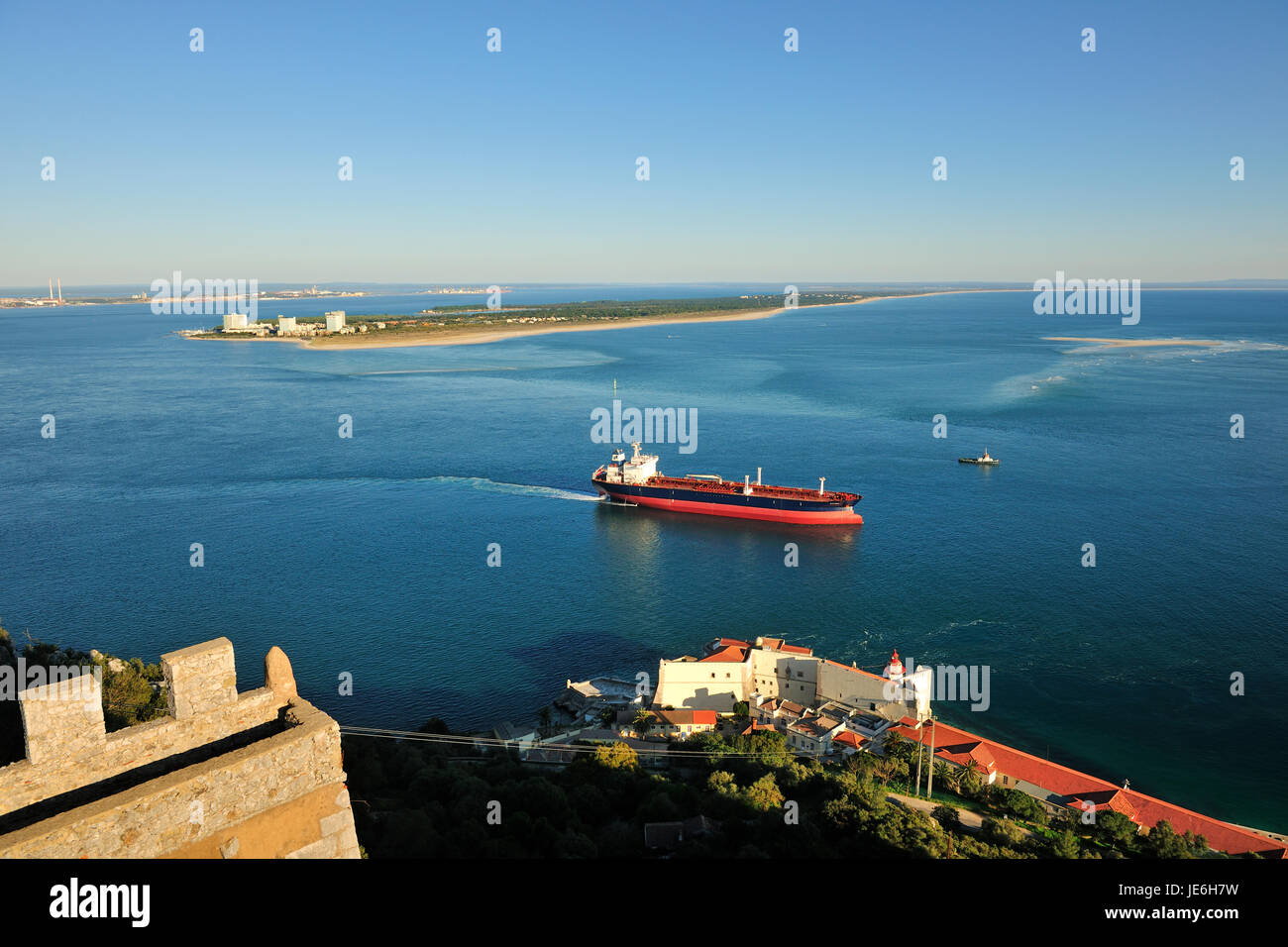 Outao fortaleza y la península de Troia en el horizonte. Setúbal, Portugal Foto de stock