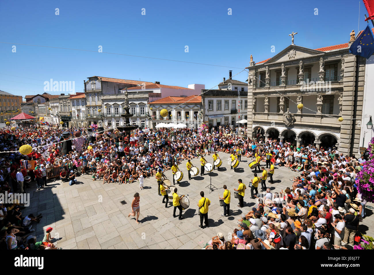 Percusionistas tradicionales (Zes Pereiras) actuando durante la festividad de Nuestra Señora de la Agonía, el mayor festival tradicional en Portugal. Viana do Castelo. Foto de stock