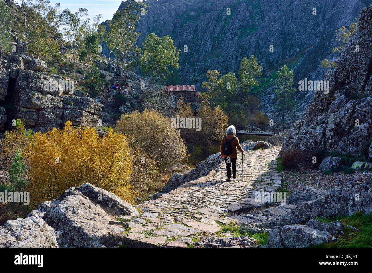 Un sendero para caminatas en el Parque Geológico de Penha Garcia. Beira Baixa, Portugal Foto de stock