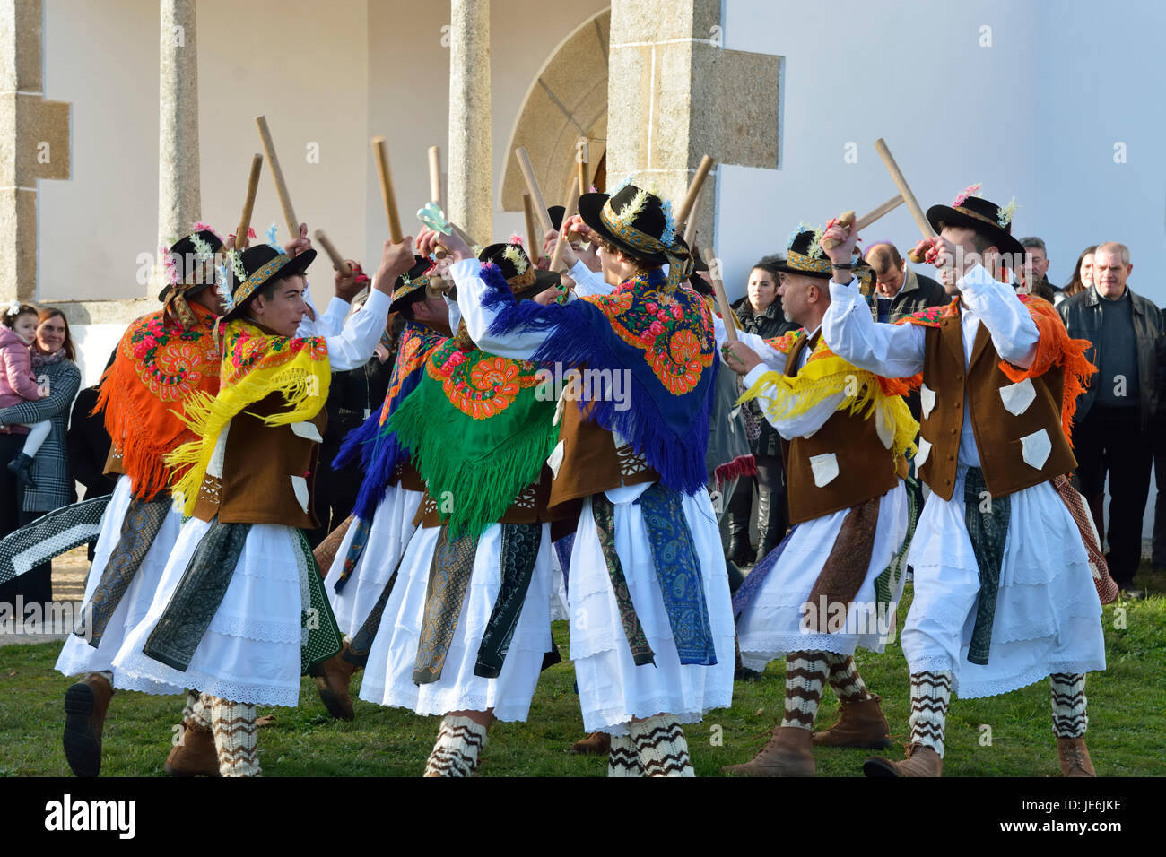 Un grupo folk (Pauliteiros de Miranda) que practiquen un antiguo guerrero danza ibérica. Tradicionales Fiestas de Invierno en Constantim. Portugal Foto de stock
