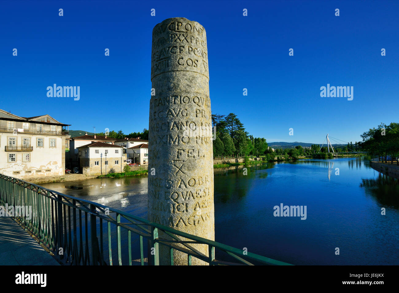 Un pilar con inscripciones romanas en el puente romano de Chaves, también conocido como puente de Trajano, que datan del siglo I A.C. Portugal Foto de stock