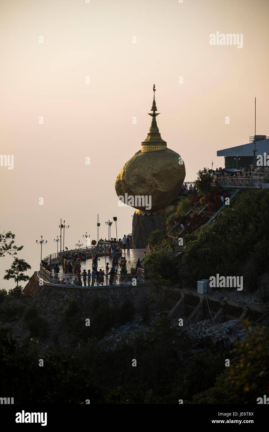Kyaiktiyo Pagoda, también conocido como Golden Rock, es un conocido lugar de peregrinación budista en el estado de Mon, Birmania. Foto de stock