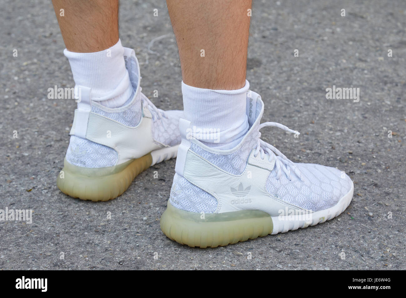 Milán - 17 DE JUNIO: blanco adidas zapatos tubular antes de Diesel Gold Fashion