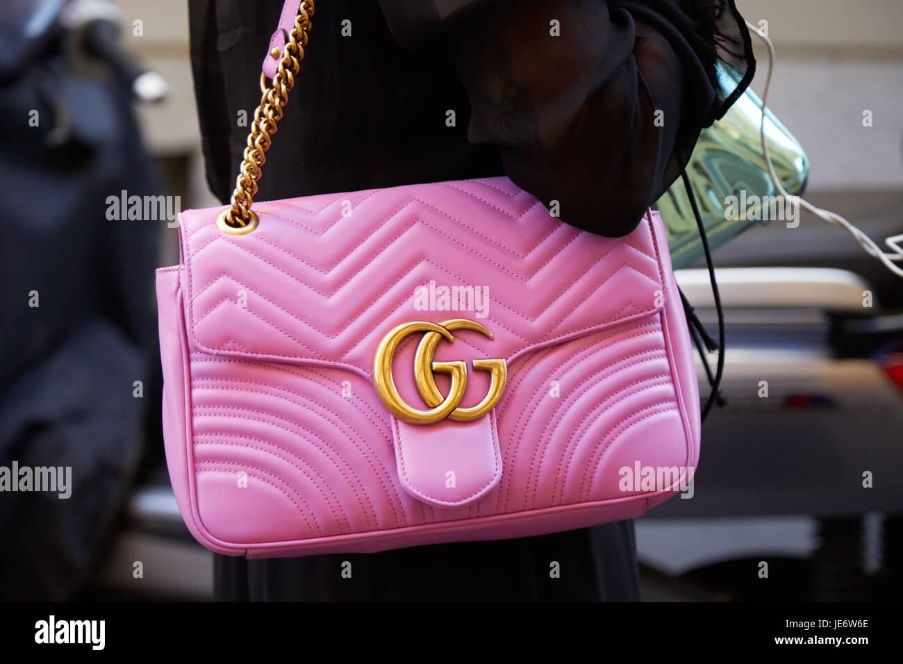 Pink gucci bag fotografías e imágenes de alta resolución - Alamy