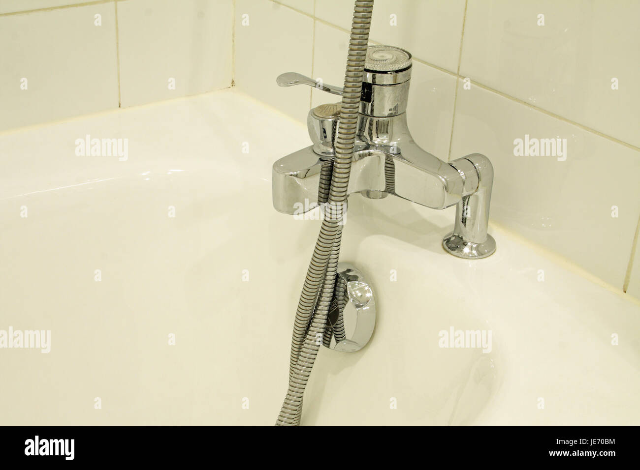 Baño y ducha, toca la manguera Fotografía de stock - Alamy