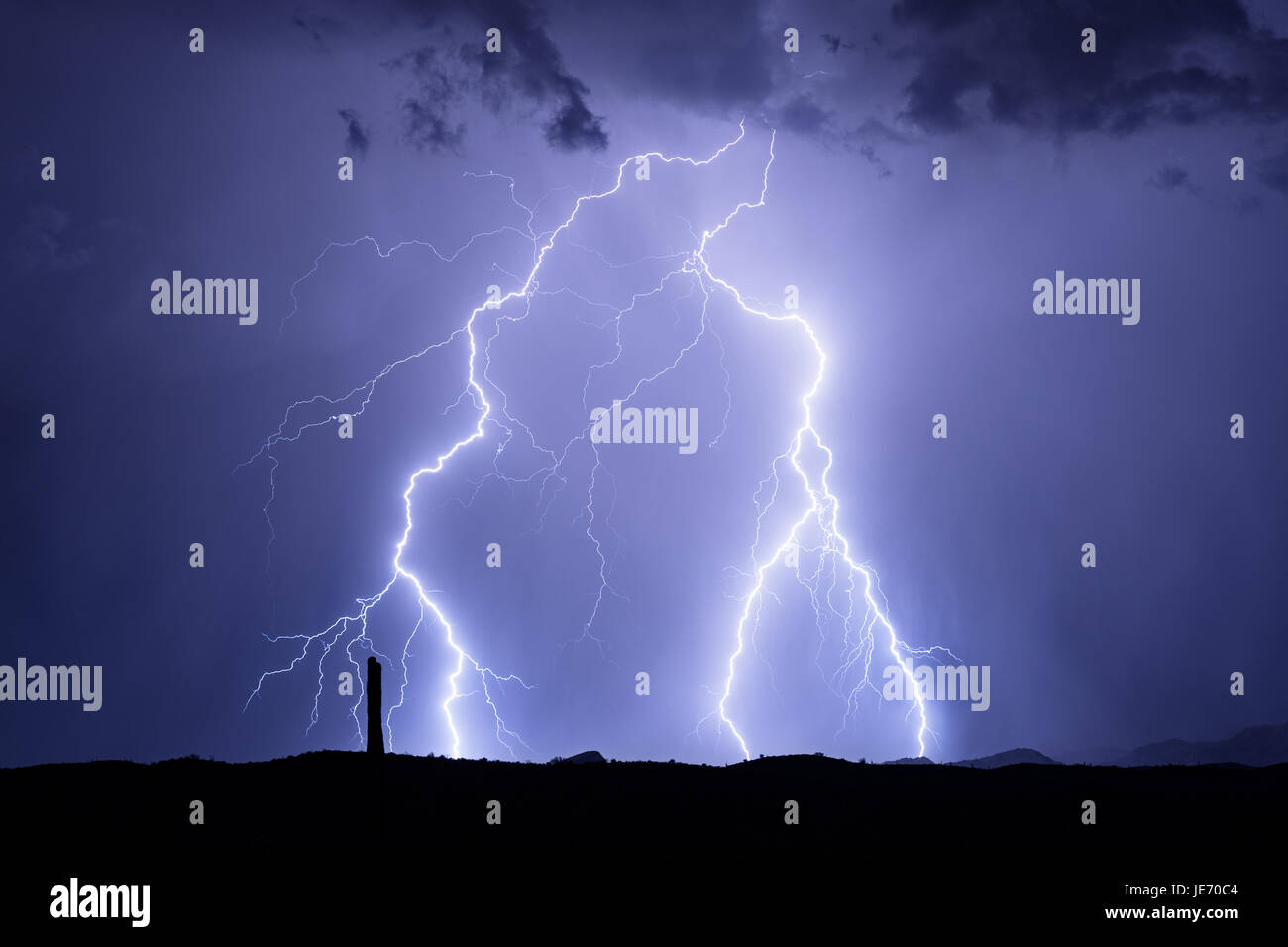 Flash relámpagos durante una tormenta del monzón de verano Foto de stock