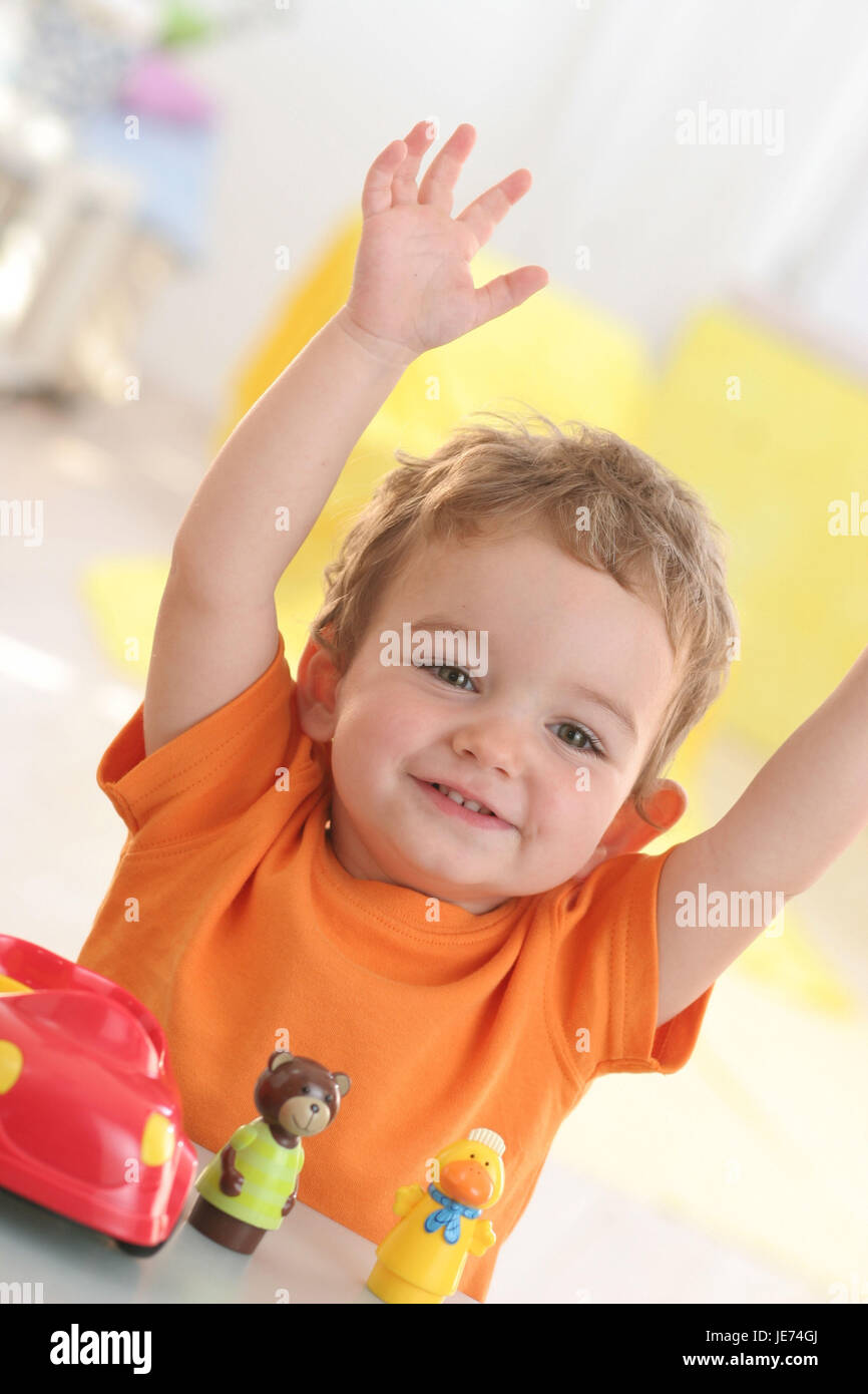 Infantil, 2 años, jugar, el gesto, los brazos, los pasajes de alto nivel Foto de stock