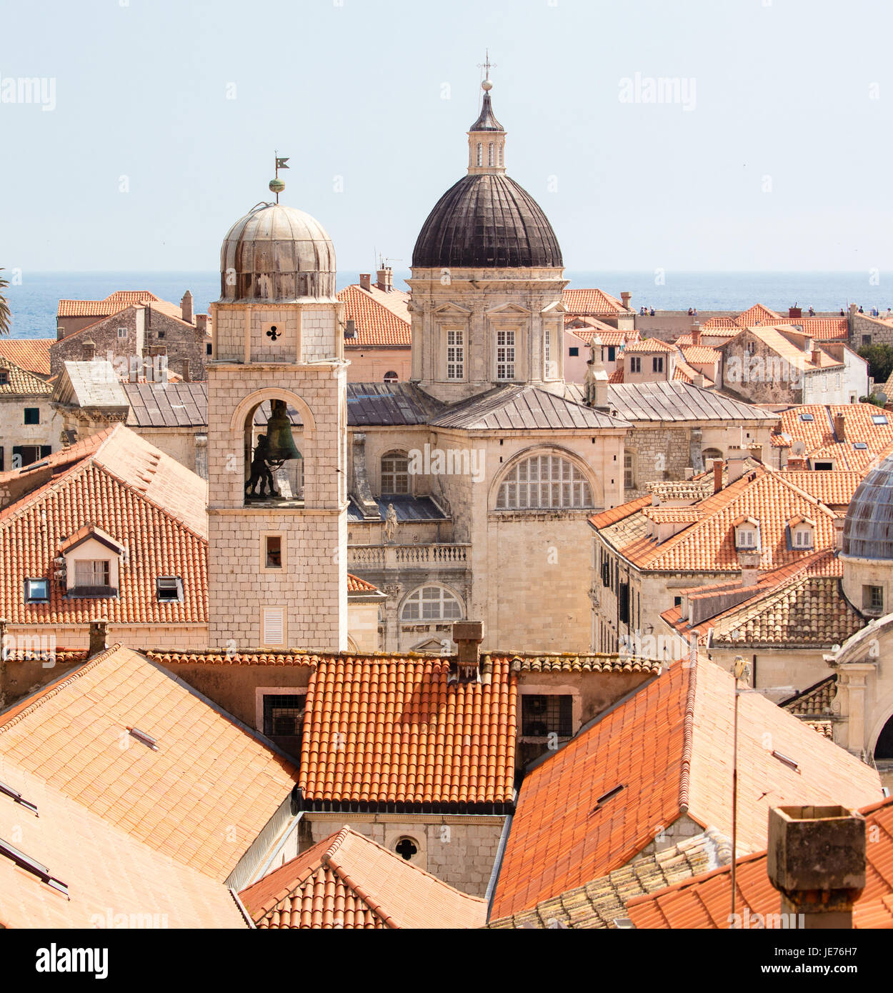 La Torre Campanario y catedral desde las murallas de la ciudad medieval de Dubrovnik, en la costa dálmata de Croacia Foto de stock