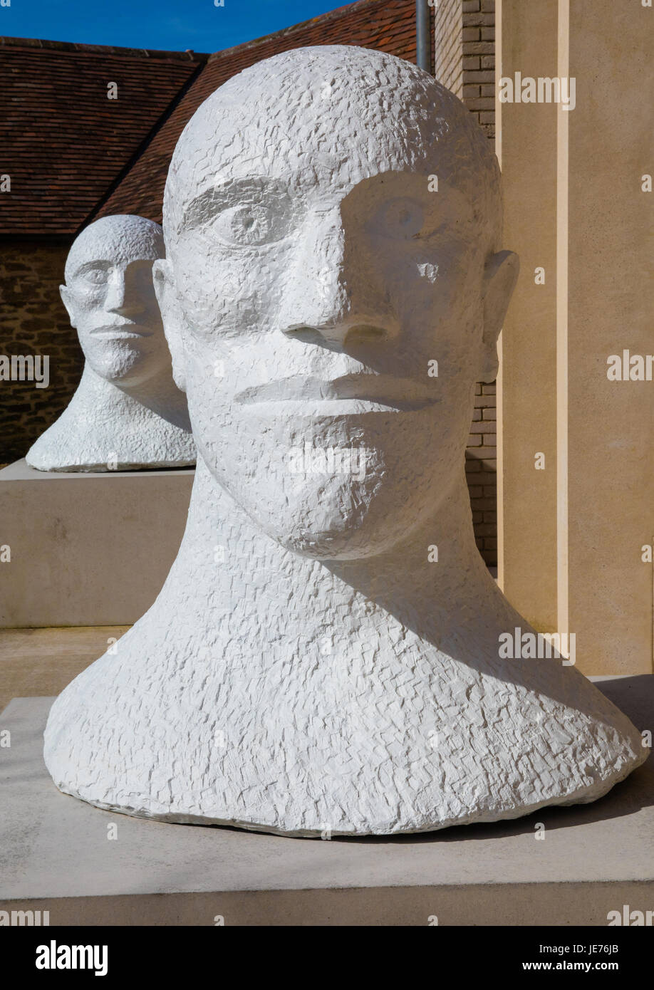 Dos esculturas de bronce de cabeza masculina en blanco aparecieron desde el desierto en bronce por el escultor serie Cuarteto Elizabeth Frink en Hauser y Wirth en Somerset, Reino Unido Foto de stock