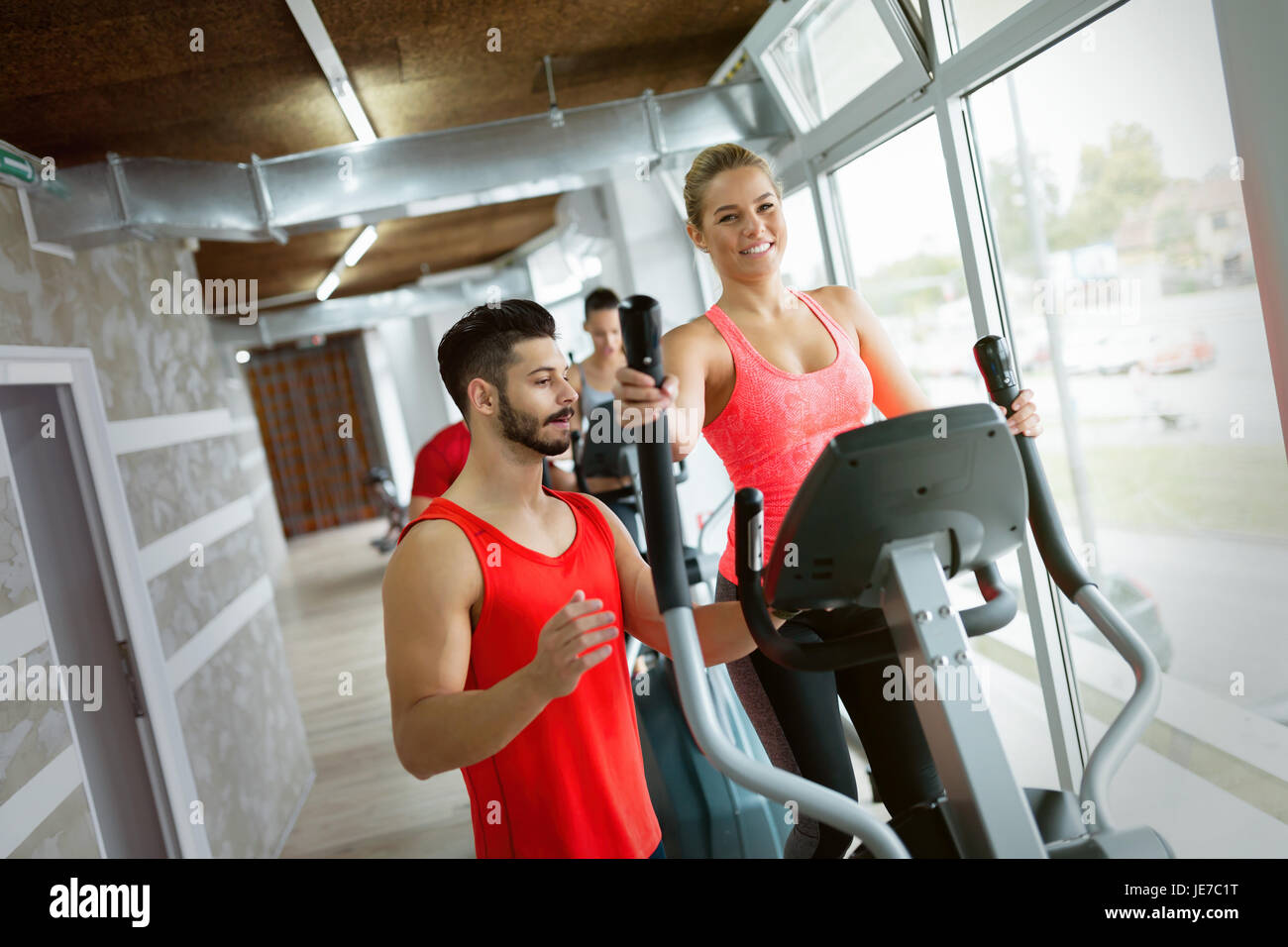 Atractiva mujer trabajando con ejercicios de cardio trainer Foto de stock