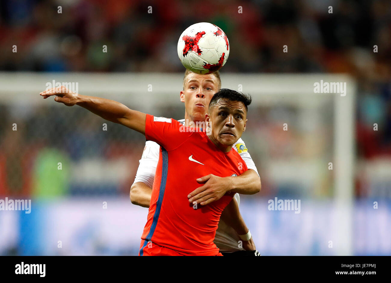 Kazan, Rusia. 22 Jun, 2017. Alexis Sanchez de Chile juega pelota con  Alemania\u0026# Joshua KIM KIMMICH durante un partido entre Alemania y Chile,  válido para el Cus seconund de la Copa Confederaciones