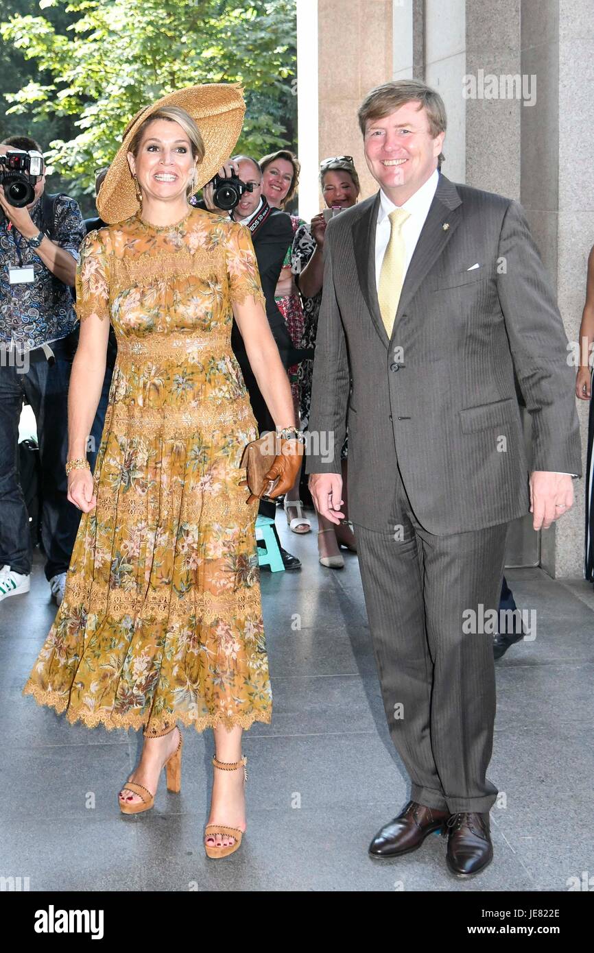 Milán, Italia. El 23 de junio, 2017. Milán. Maxima Zorreguieta Cerruti y Guglielmo Alessandro de Orange-Nassau visitando la Triennale de Milán. Foto: Maxima y Guillermo Alejandro de Holanda Crédito: IPA/Alamy Live News Foto de stock