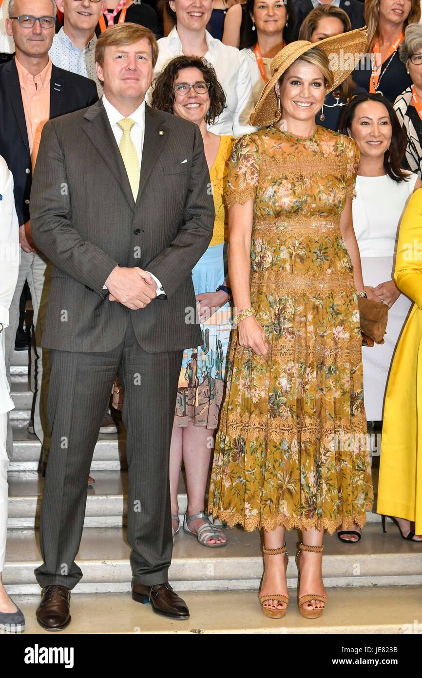 Milán, Italia. El 23 de junio, 2017. Milán. Maxima Zorreguieta Cerruti y Guglielmo Alessandro de Orange-Nassau visitando la Triennale de Milán. Foto: Maxima y Guillermo Alejandro de Holanda Crédito: IPA/Alamy Live News Foto de stock