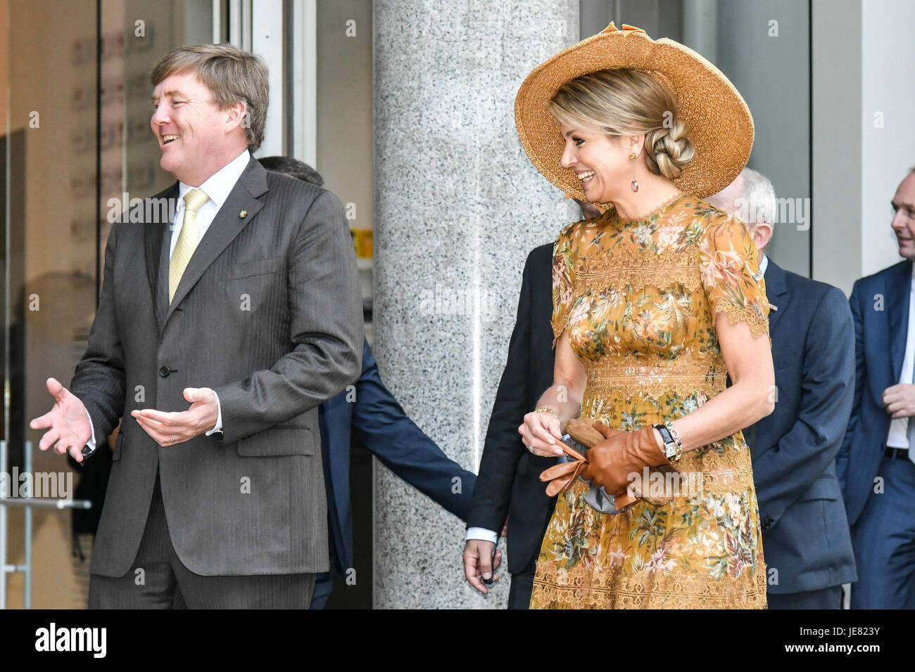 Milán, Italia. El 23 de junio, 2017. Milán. Maxima Zorreguieta Cerruti y Guglielmo Alessandro de Orange-Nassau visitando la Triennale de Milán. Foto: Maxima y Guillermo Alejandro de Holanda Crédito: IPA/Alamy Live News Foto de stock