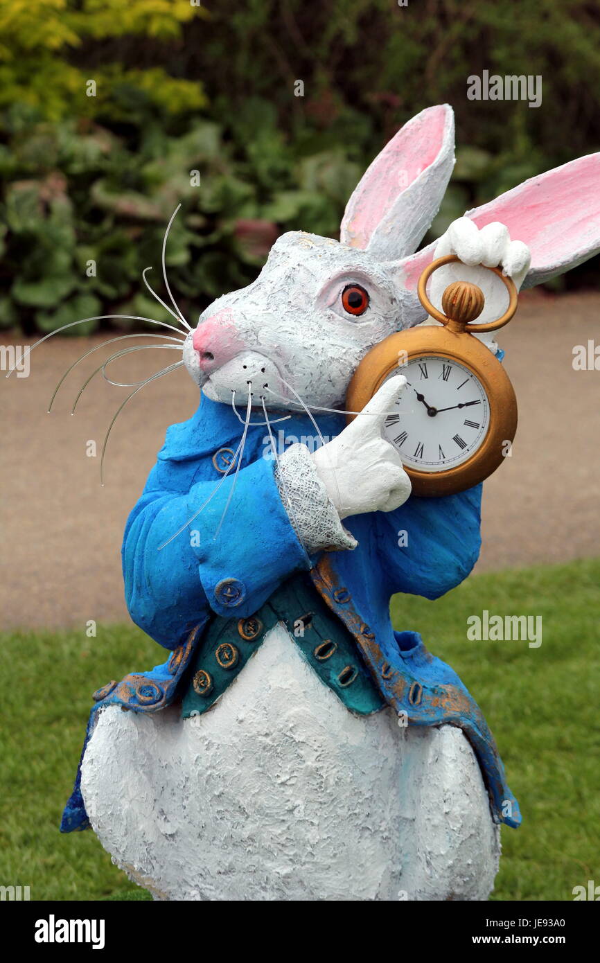 Ornamento del jardín o la estatua de el conejo blanco de "Alicia en el país  de las Maravillas Fotografía de stock - Alamy
