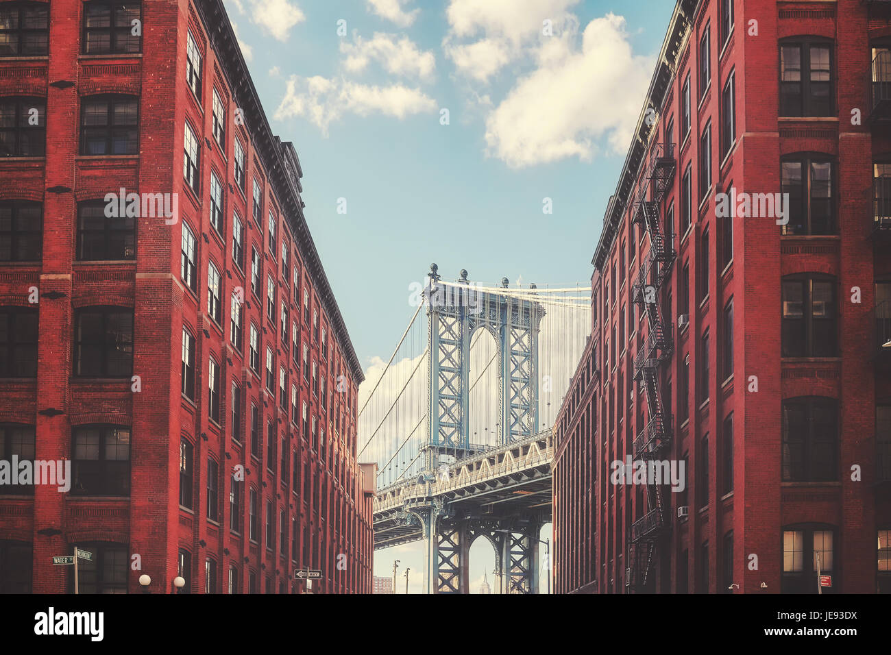 Tonos de color Imagen de Manhattan Bridge visto desde Dumbo, la ciudad de Nueva York, EE.UU.. Foto de stock