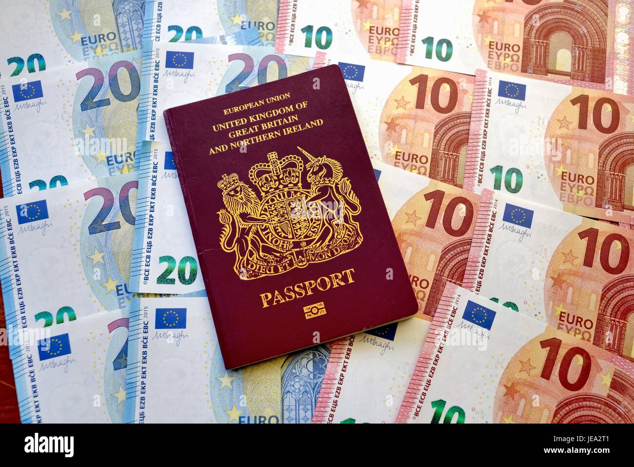 Pasaporte británico sobre un fondo de billetes Foto de stock