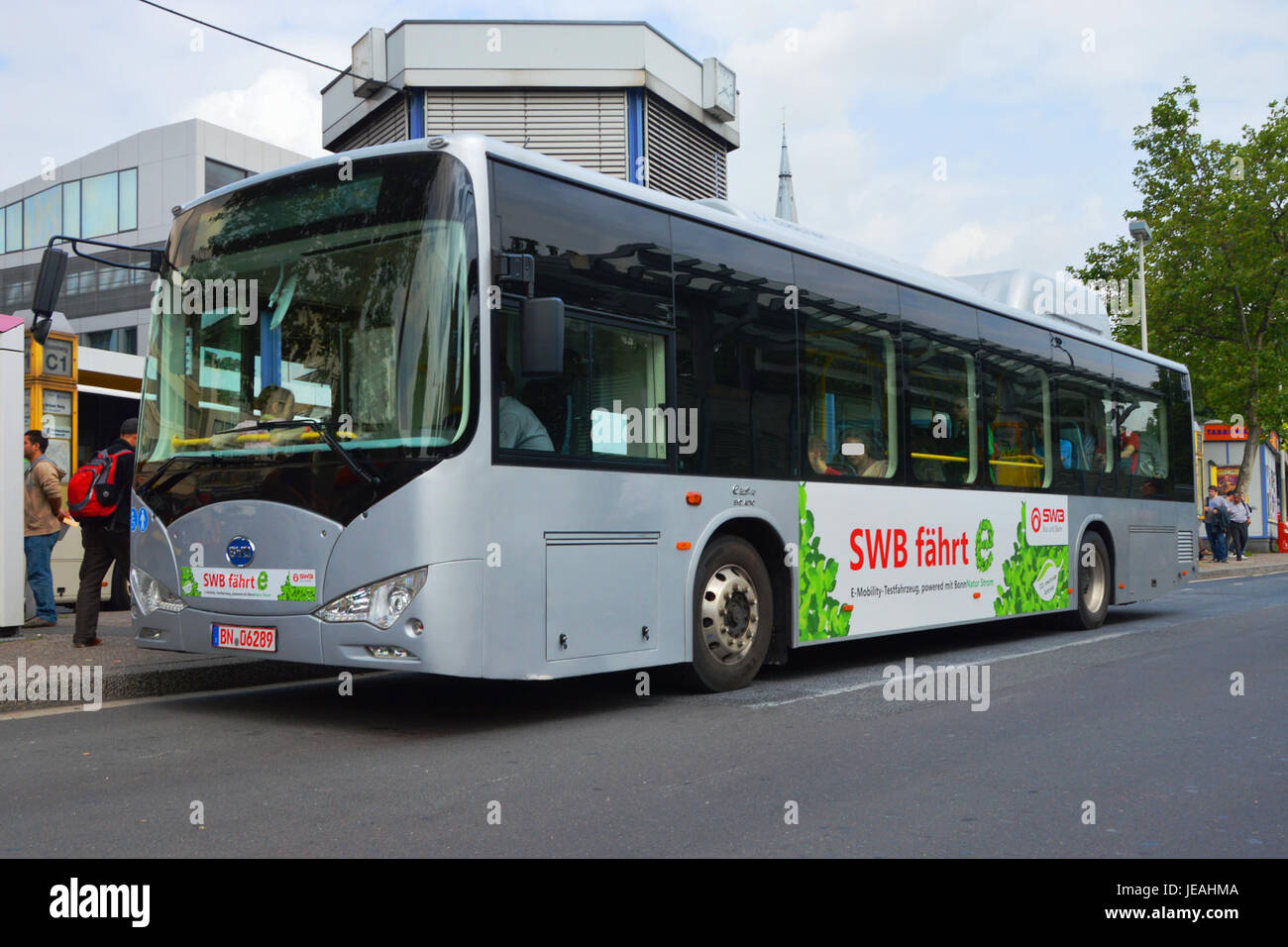 2013 en Bonn. BYD ebus (autobús eléctrico). Autobús hacia la izquierda 1. Spielvogel Foto de stock