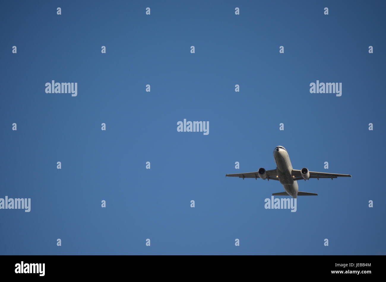 El avión comercial volando hacia arriba. Foto de stock