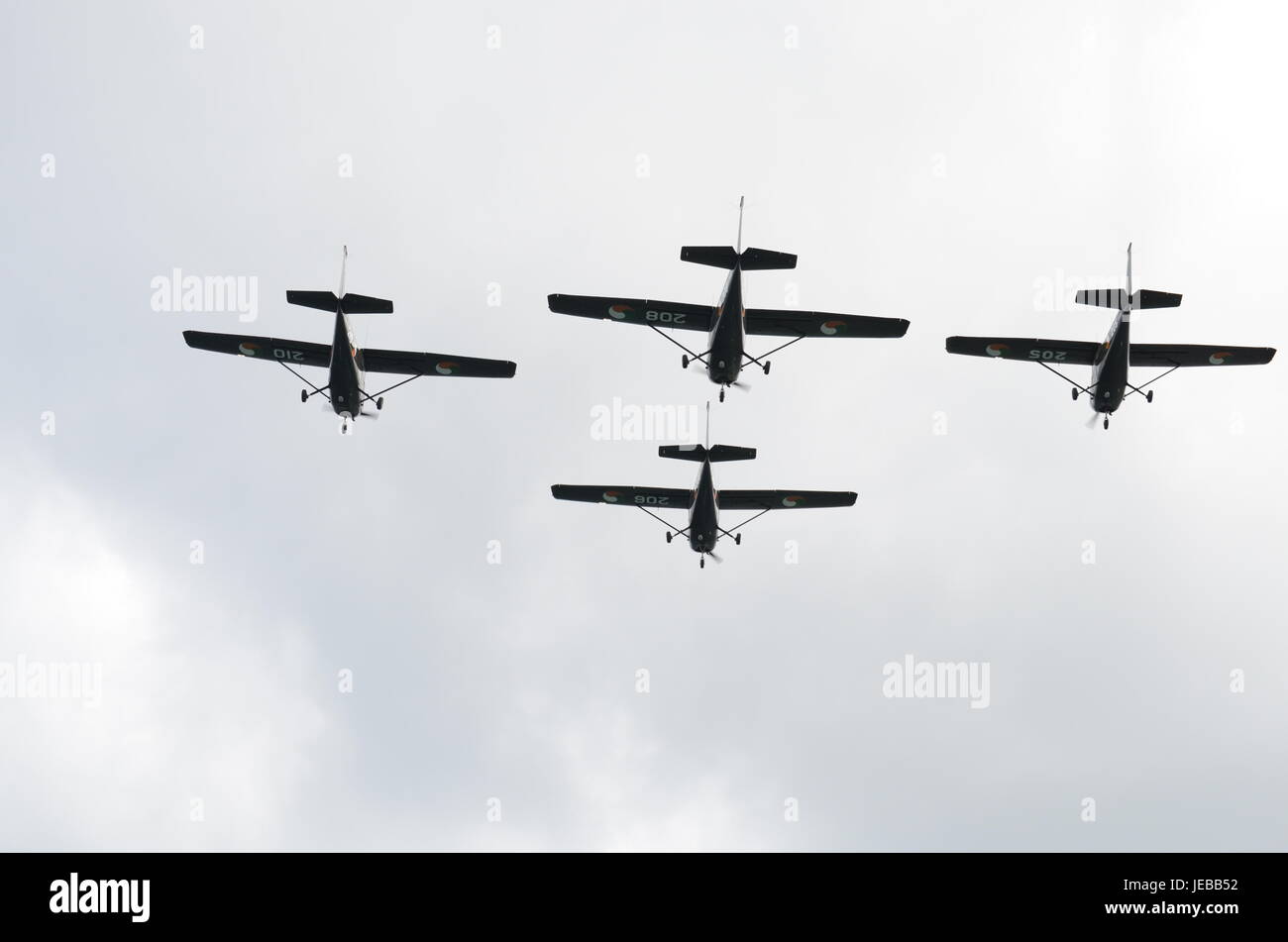 Grupo de cuatro aviones de combate negro desde atrás Foto de stock