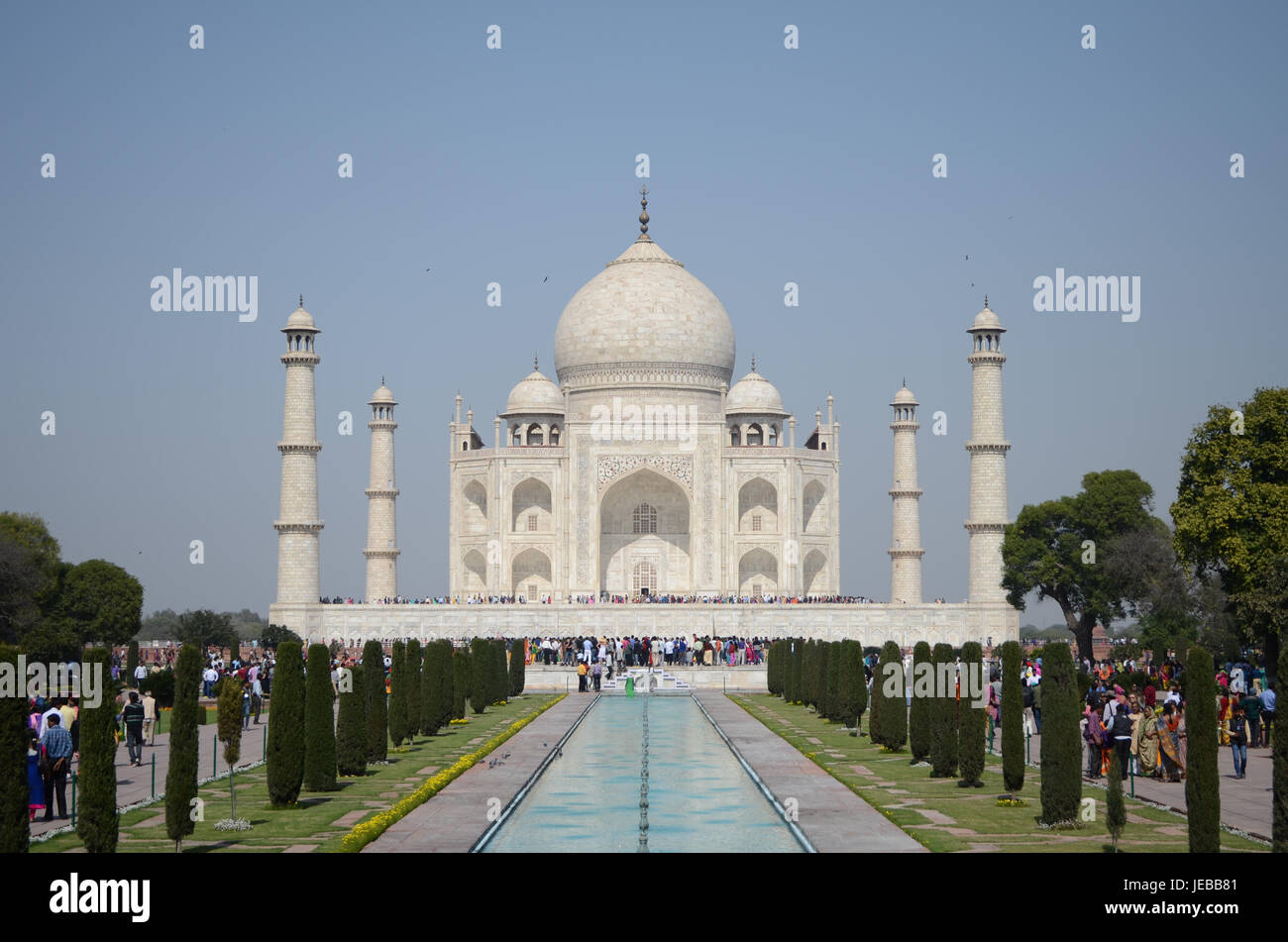 Vista frontal de los Jardines del Taj Mahal en Agra, India Foto de stock