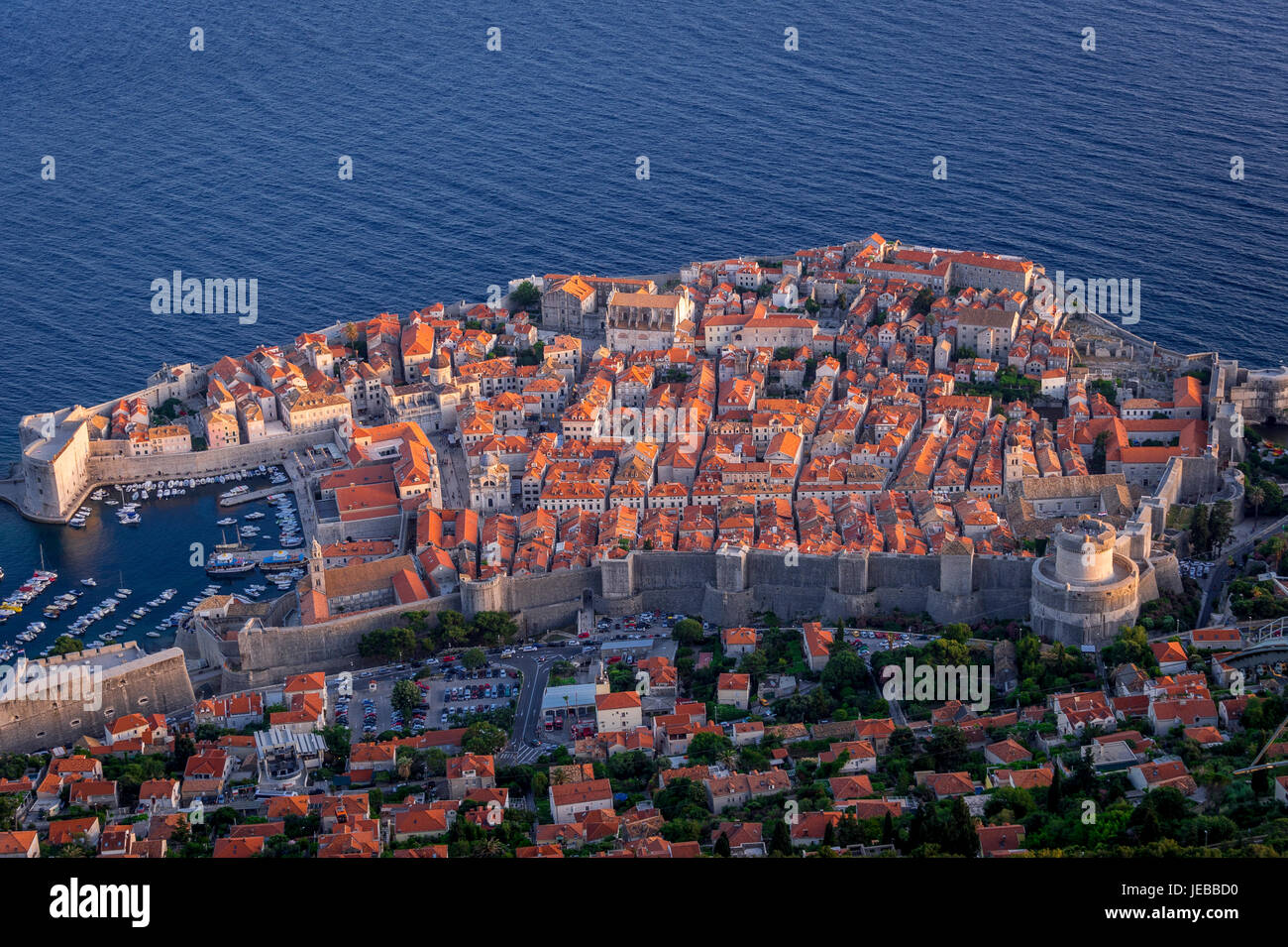 El Teleférico de Dubrovnik decends Monte Srd y ofrece a los turistas una vista increíble al atardecer. Foto de stock