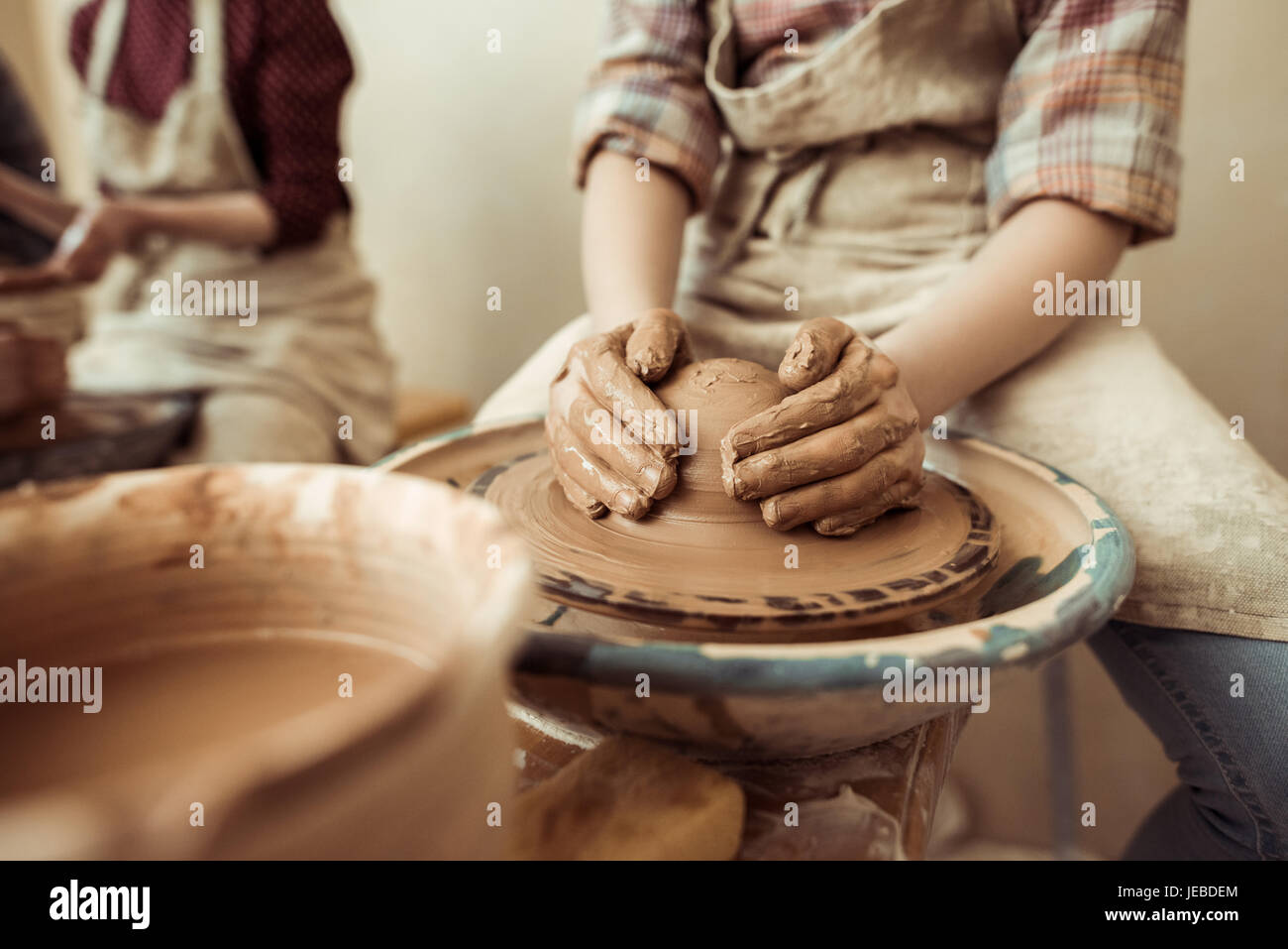 Cerca de manos del niño trabajando en cerámica en el taller de ruedas  Fotografía de stock - Alamy