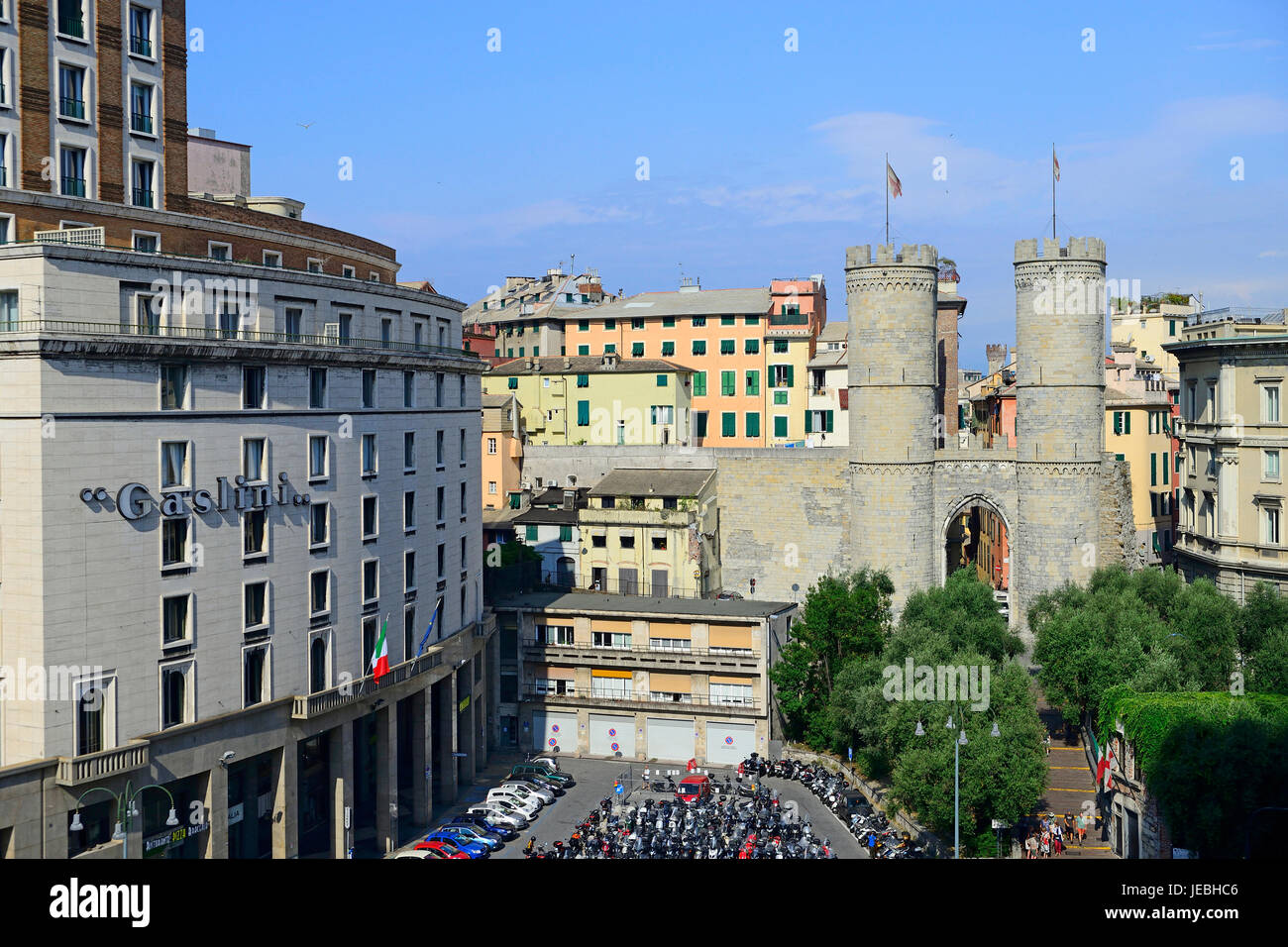 Vista panorámica sobre la torre de Porta Soprana, Génova, Italia Ligury Foto de stock
