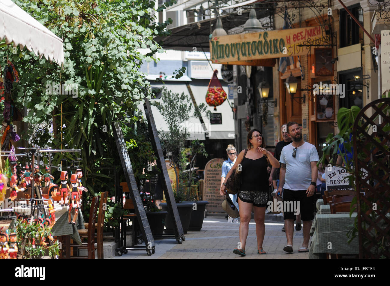 Escena de una calle en el barrio de Monastiraki, Atenas Foto de stock