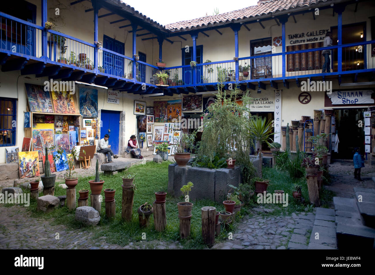 Peru, Cuzco, tienda de recuerdos en un patio interior, Foto de stock