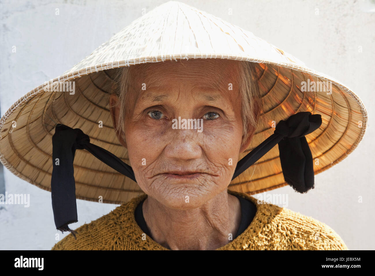 Vietnam, Hoi, mujer con sombrero típico, retrato Fotografía de stock - Alamy