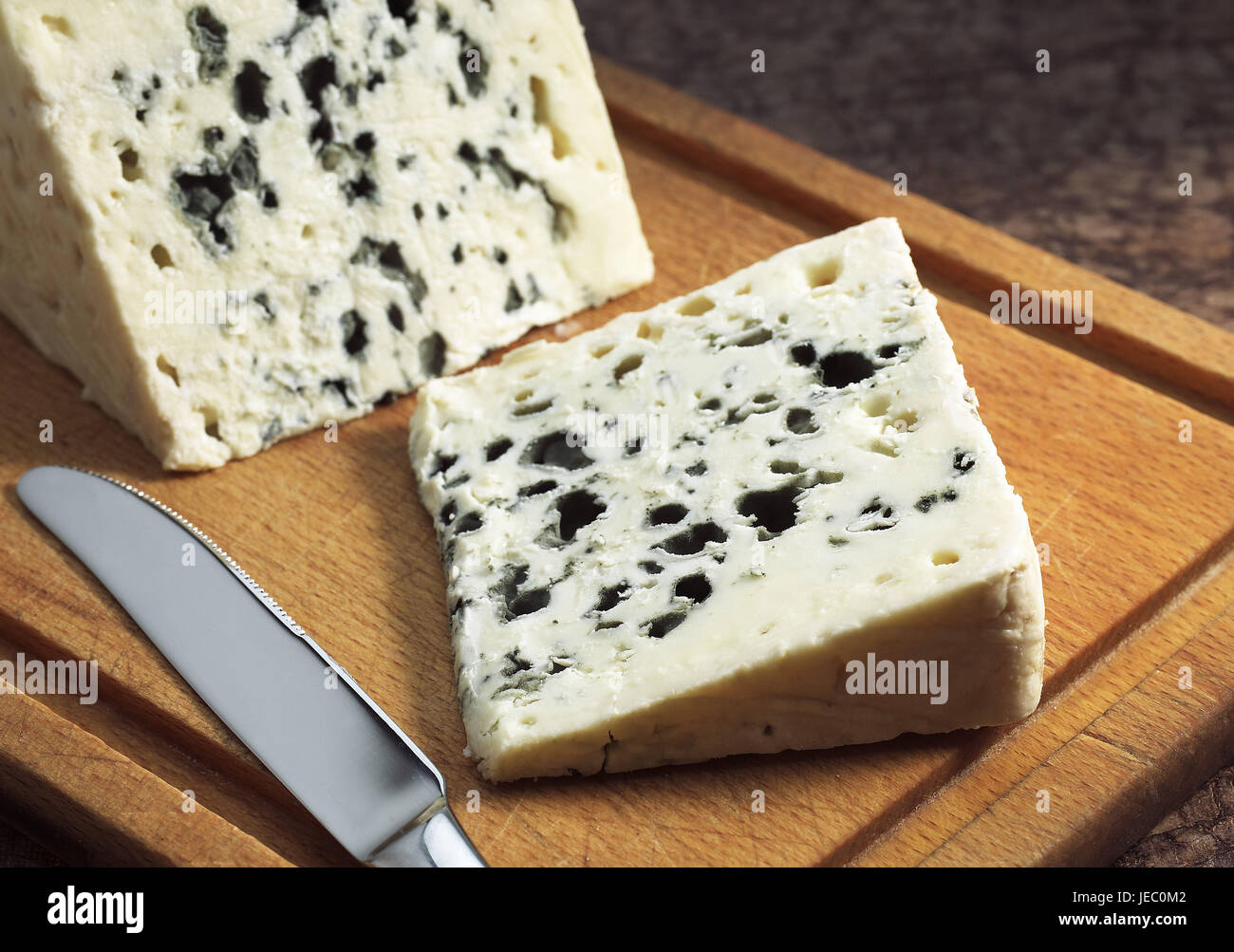 Roquefort, queso francés, la producción de leche de oveja, fondo blanco Foto de stock
