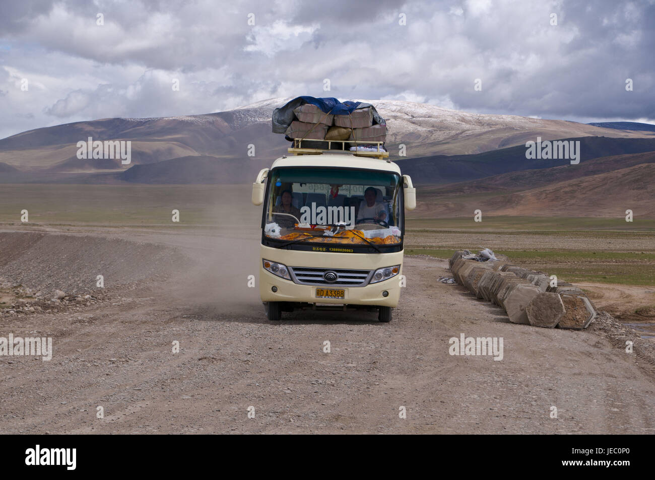 Bus público en el sur de la calle a Tibet occidental, Asia Foto de stock