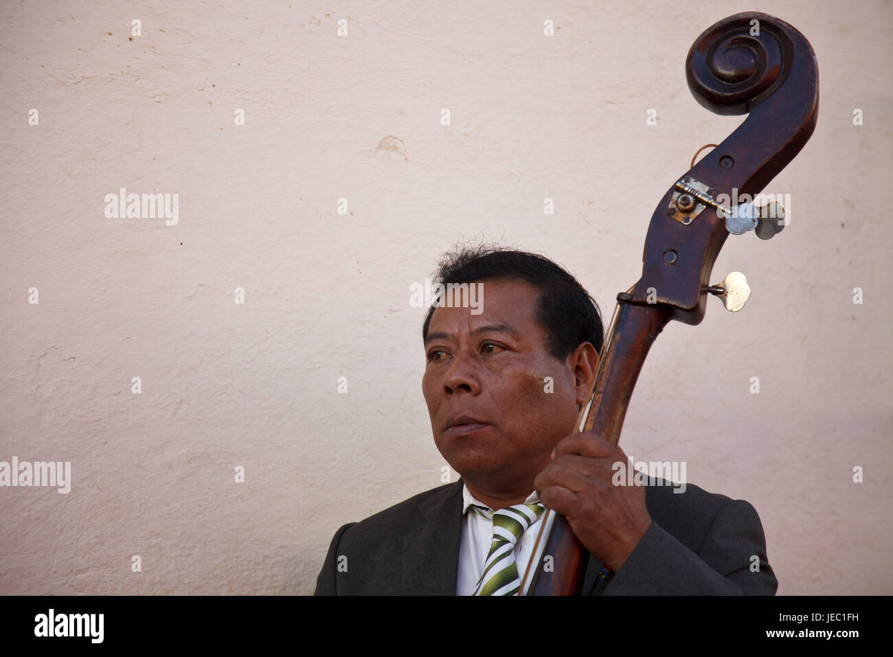 Guatemala, Antigua Guatemala, hombre, haciendo música, bass, ningún modelo  de liberación Fotografía de stock - Alamy