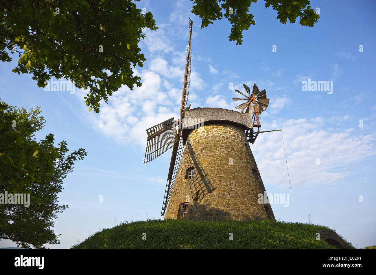 Alemania, en Renania del Norte-Westfalia, al norte de inhibidores, Greftmühle, molino, molino, Brinkmann, molino, torre, Portasandstein, escalonado, angeschüttet, camino a través, en 1838, la turbina eólica, Foto de stock