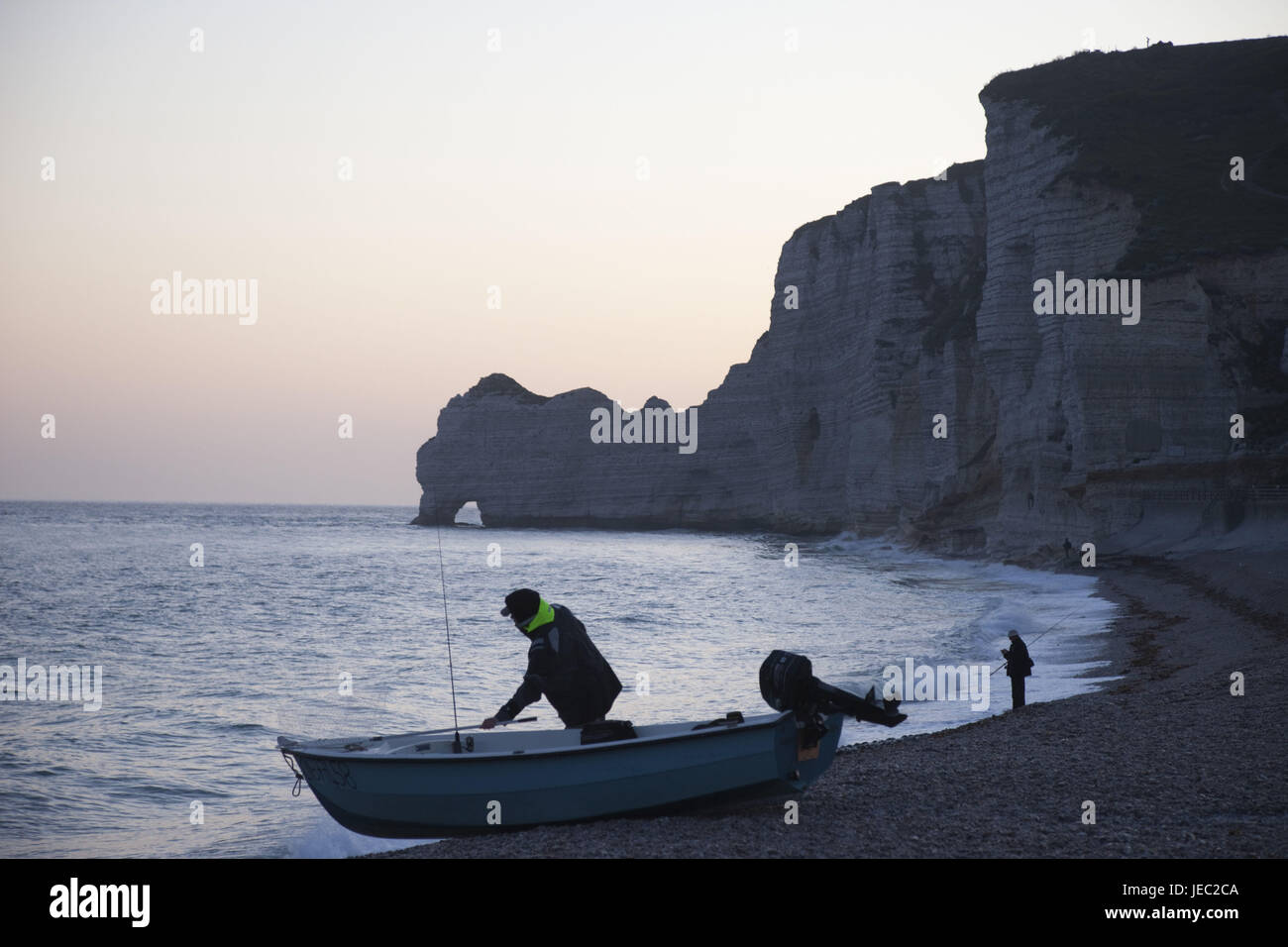 Francia, Normandía, Etretat, costa, Playa, el pescador, el barco, el anochecer, Foto de stock