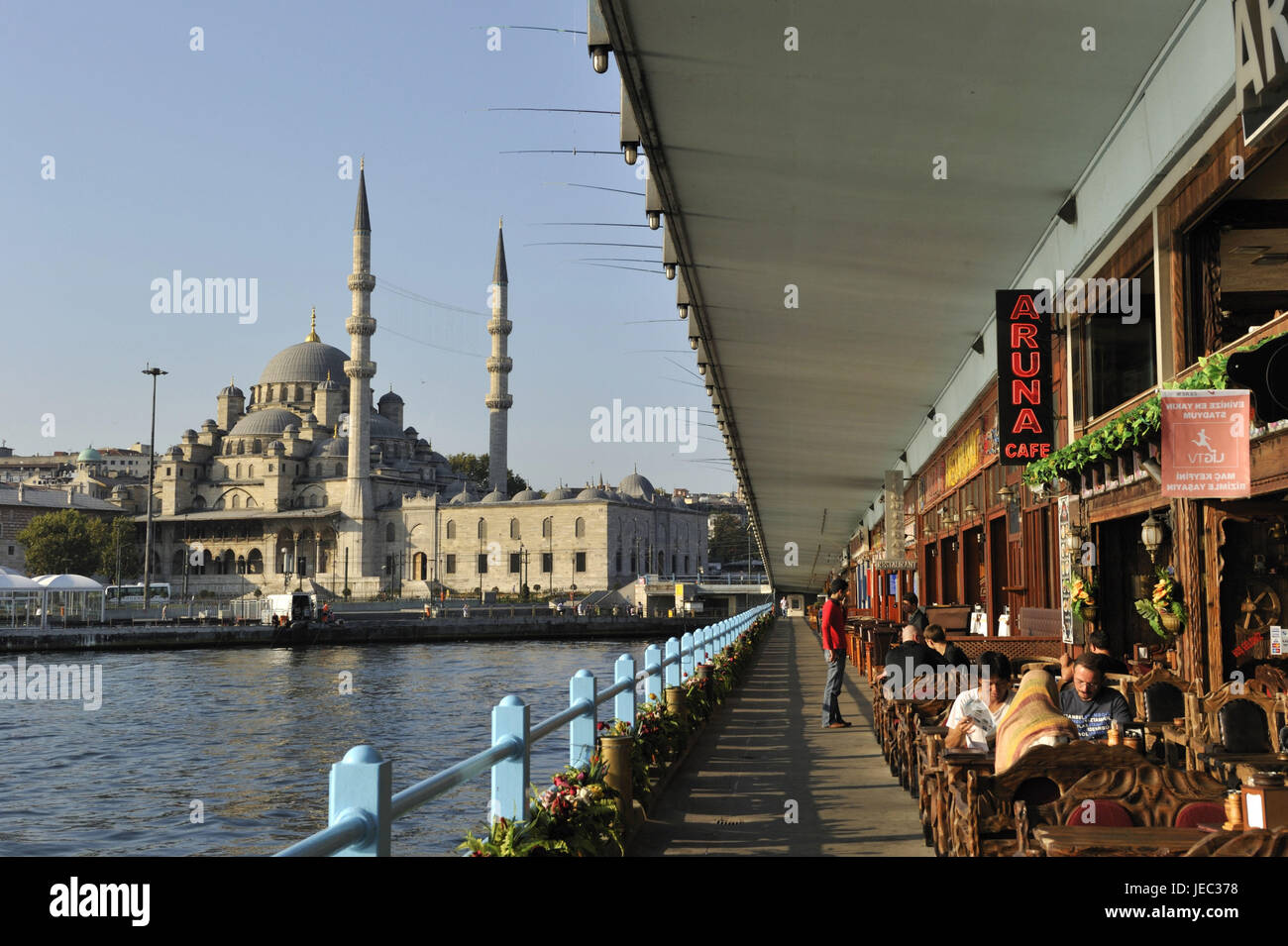 Turquía, Estambul, Galatabrücke con café, Yeni mezquita en el fondo, Foto de stock