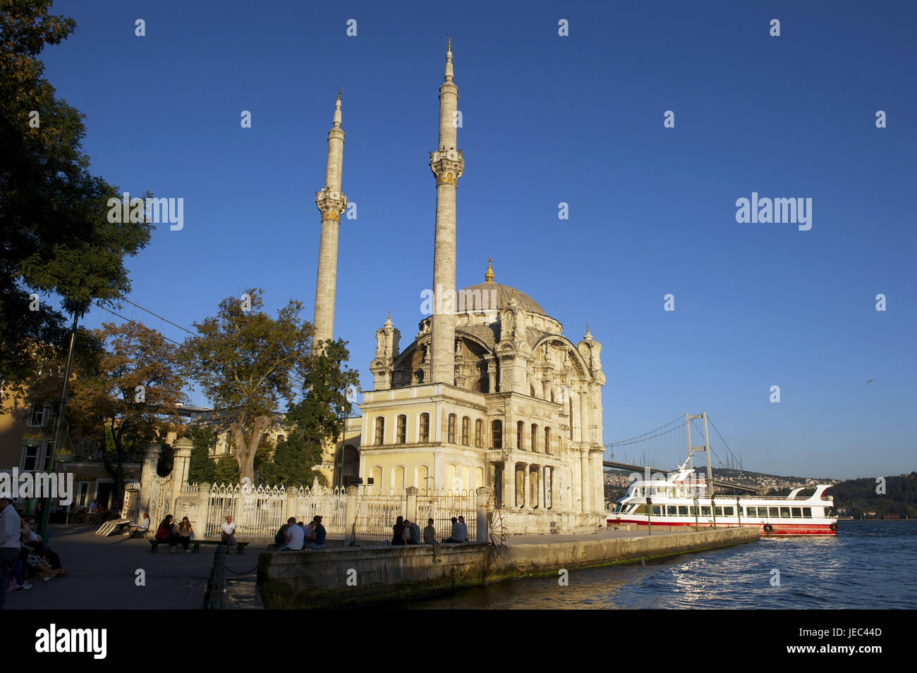 Turquía, Estambul, la mezquita de Ortakoy, Puente del Bósforo en el fondo Foto de stock