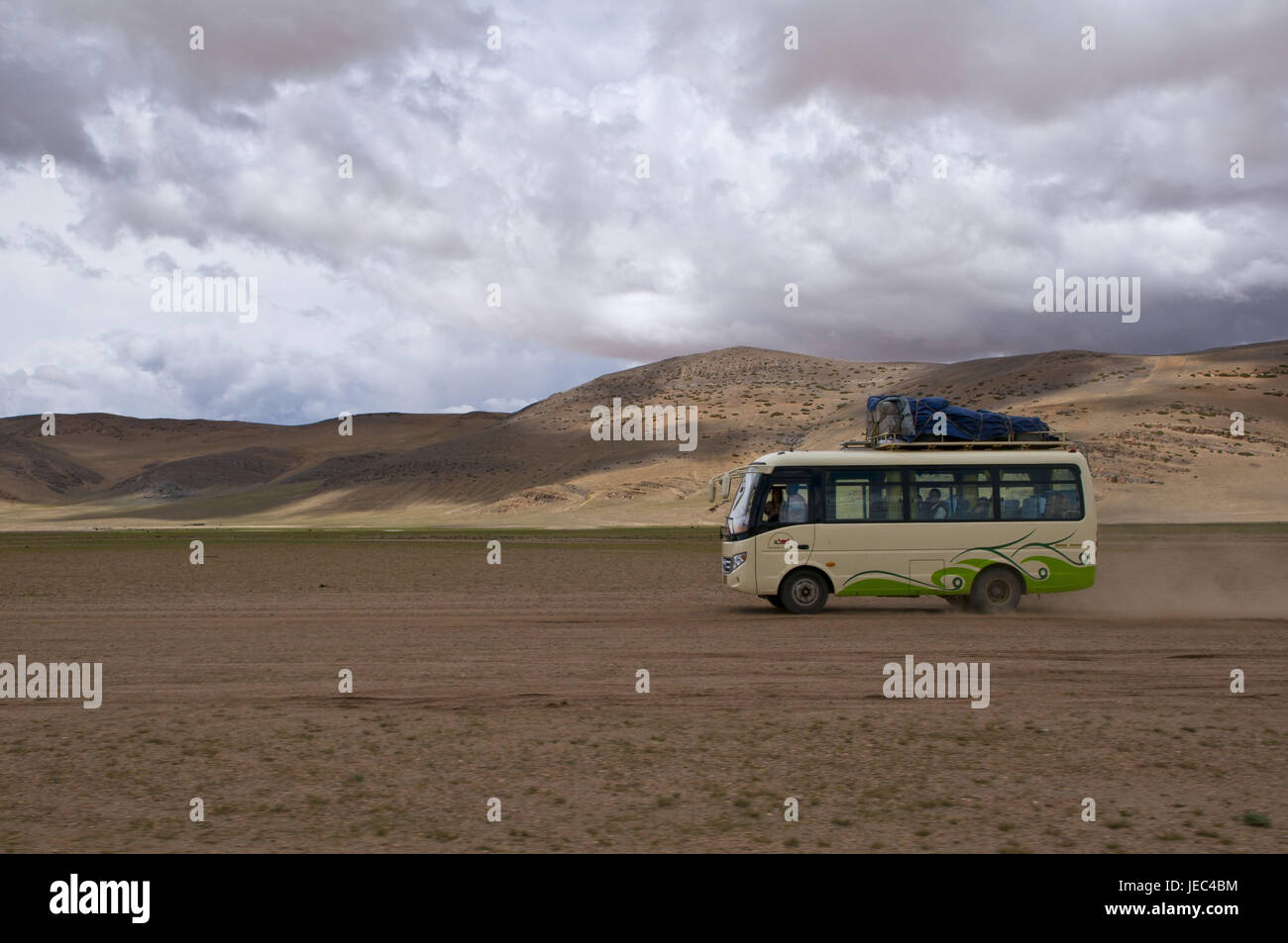 Bus público en el sur de la calle a Tibet occidental, Asia Foto de stock