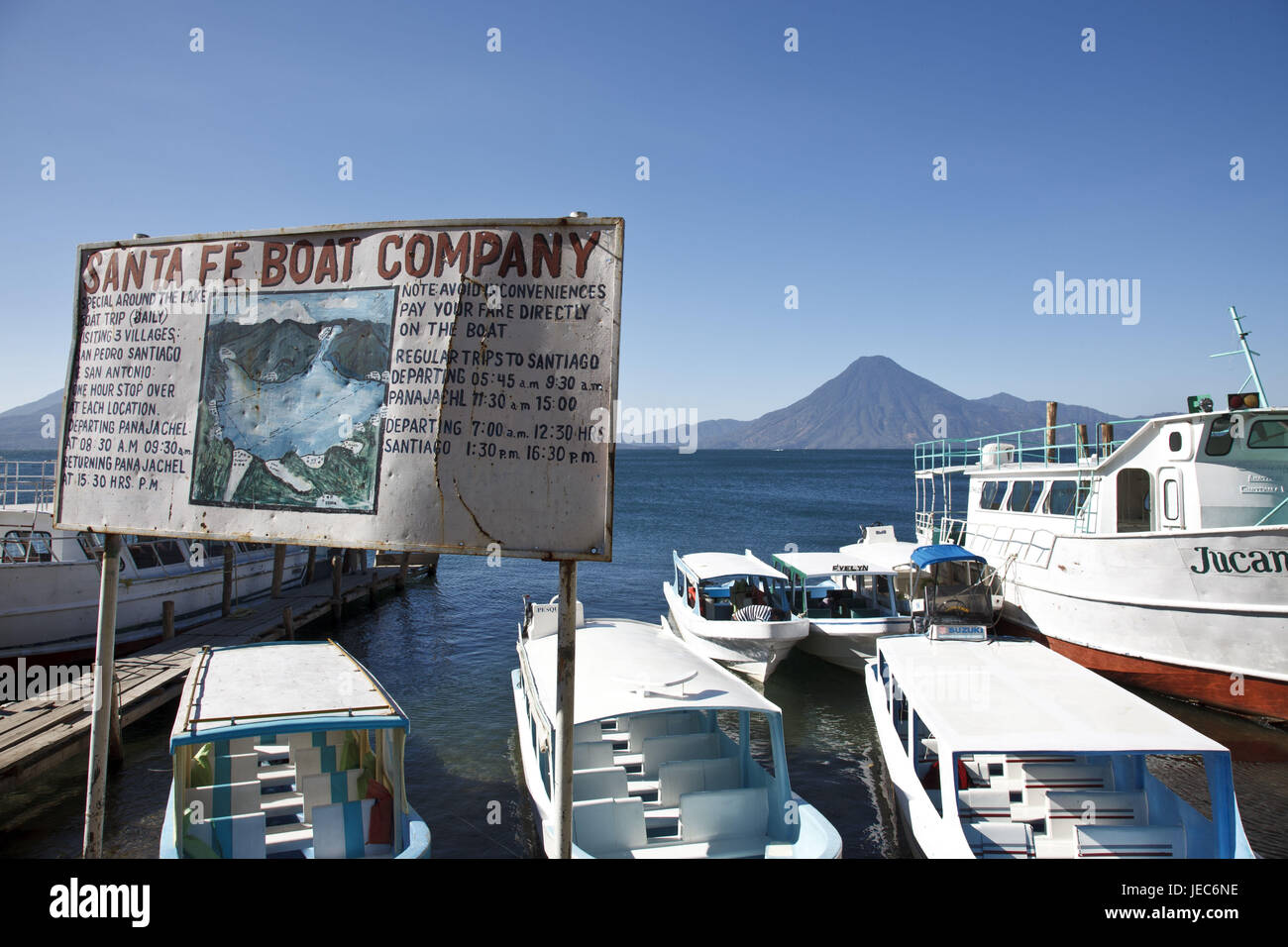 Guatemala, lago de Atitlán, volcanes, botas. Foto de stock