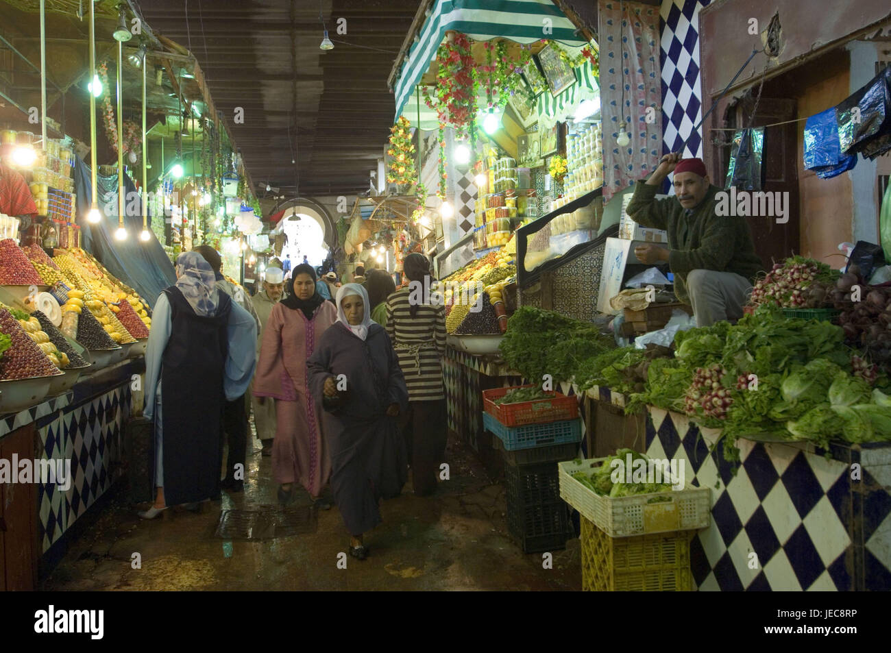 Marruecos, Meknes, el mercado cubierto, vendedor, verduras, frutas, mujer, ningún modelo de liberación, África, África del Norte, la ciudad, los lugareños, los marroquíes, los marroquíes, velo, tradicionalmente, compras, comida, mercado, mercado de verduras, interior, iluminación, lámparas, Foto de stock