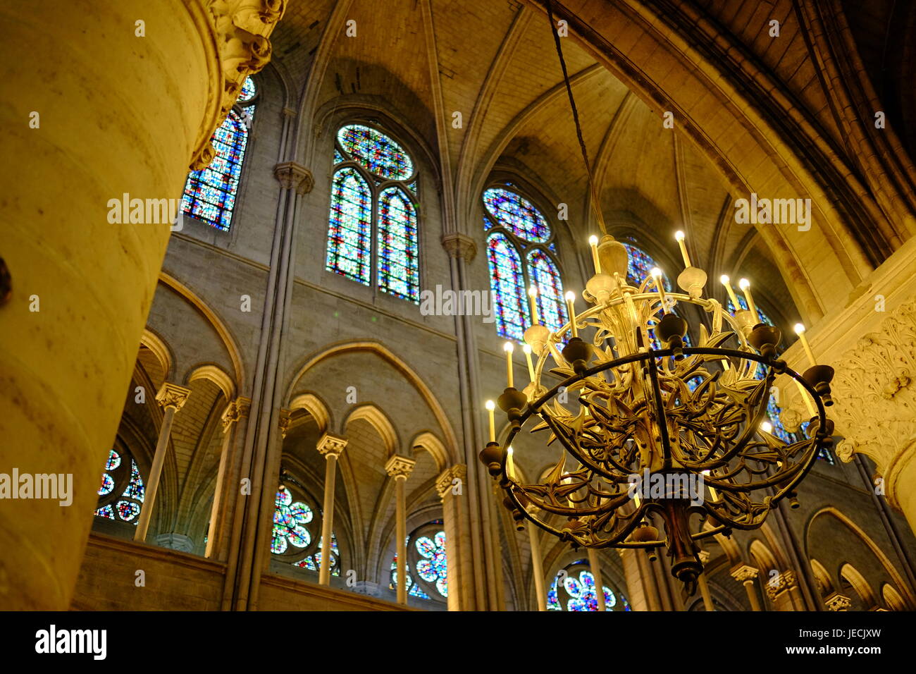 Dentro de la catedral de Notre Dame en París, mirando hacia el techo alto y las vidrieras Foto de stock