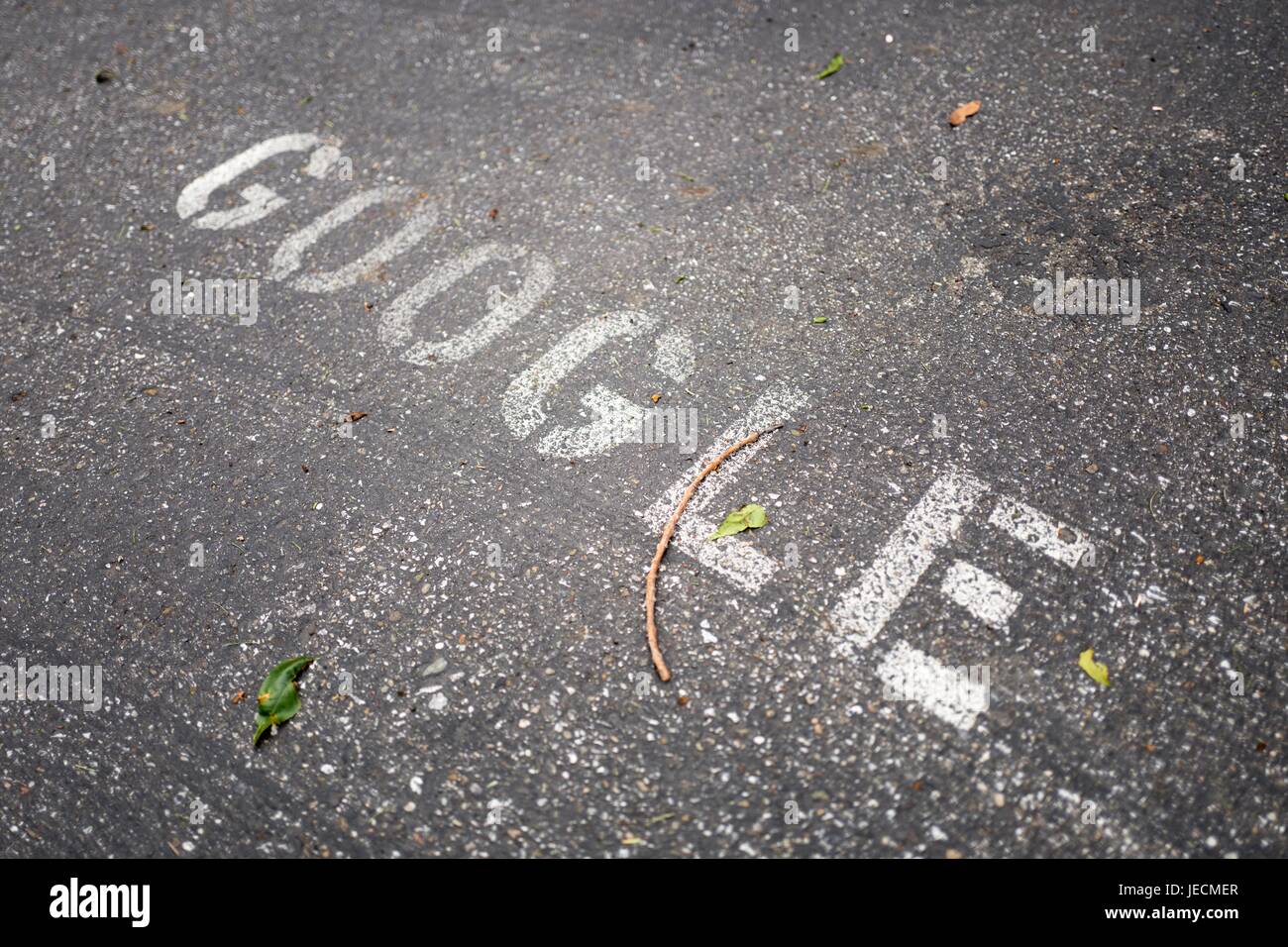 El texto Google ha sido estarcida en el pavimento en un estacionamiento en el Googleplex, la sede de Google Inc en el Silicon Valley, la ciudad de Mountain View, California, 7 de abril de 2017. Foto de stock