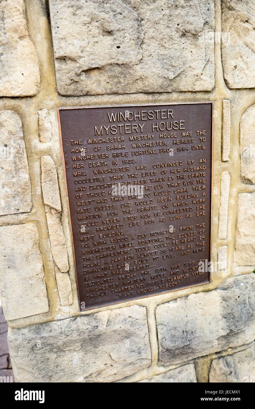 Marker en la histórica casa del misterio de Winchester, un popular destino turístico en San José, California, 7 de abril de 2017. Foto de stock
